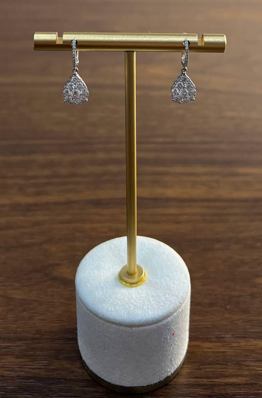 Orecchini a goccia a forma di pera, con pave e alone nascosto in oro bianco 14 carati in vendita 3