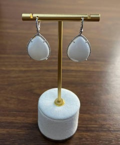 Birne Teardrop Form Weiß Wolke Achat 14K Weißgold Tropfen Diamanten Halo-Ohrringe