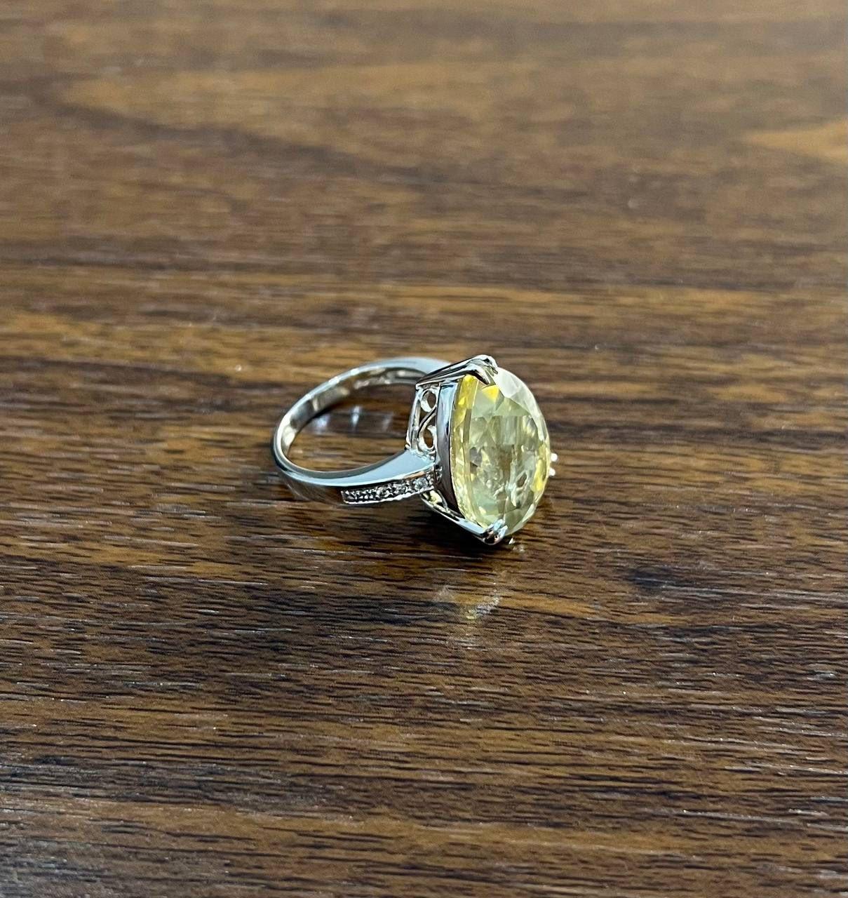 Questo squisito pezzo presenta un sorprendente quarzo limone a forma di pera. La pietra è incastonata in una fascia elegante e lucida, che mette in mostra la sua accattivante tonalità marrone chiaro con una notevole chiarezza. L'incastonatura