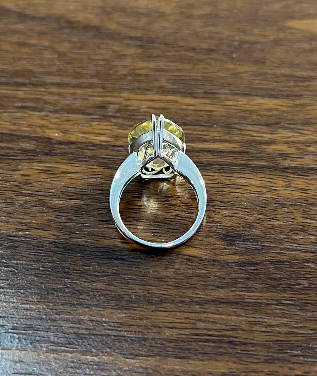 Taglio a goccia Anello a forma di pera a goccia in quarzo giallo e limone con diamante a canale in oro bianco 14 carati in vendita