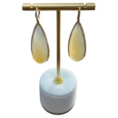Pendientes de oro de 14 quilates en forma de lágrima de pera con cabujón blanco de piedra lunar y halo de diamantes
