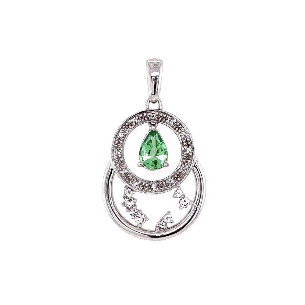 Tout simplement magnifique ! Pendentif Vintage en or blanc et grenat vert de Tsavorite GIA finement détaillé. Le grenat vert tsavorite de .95 carats est solidement serti à la main par le GIA. Entouré de Topaze blanche, pesant environ 0,25tcw.