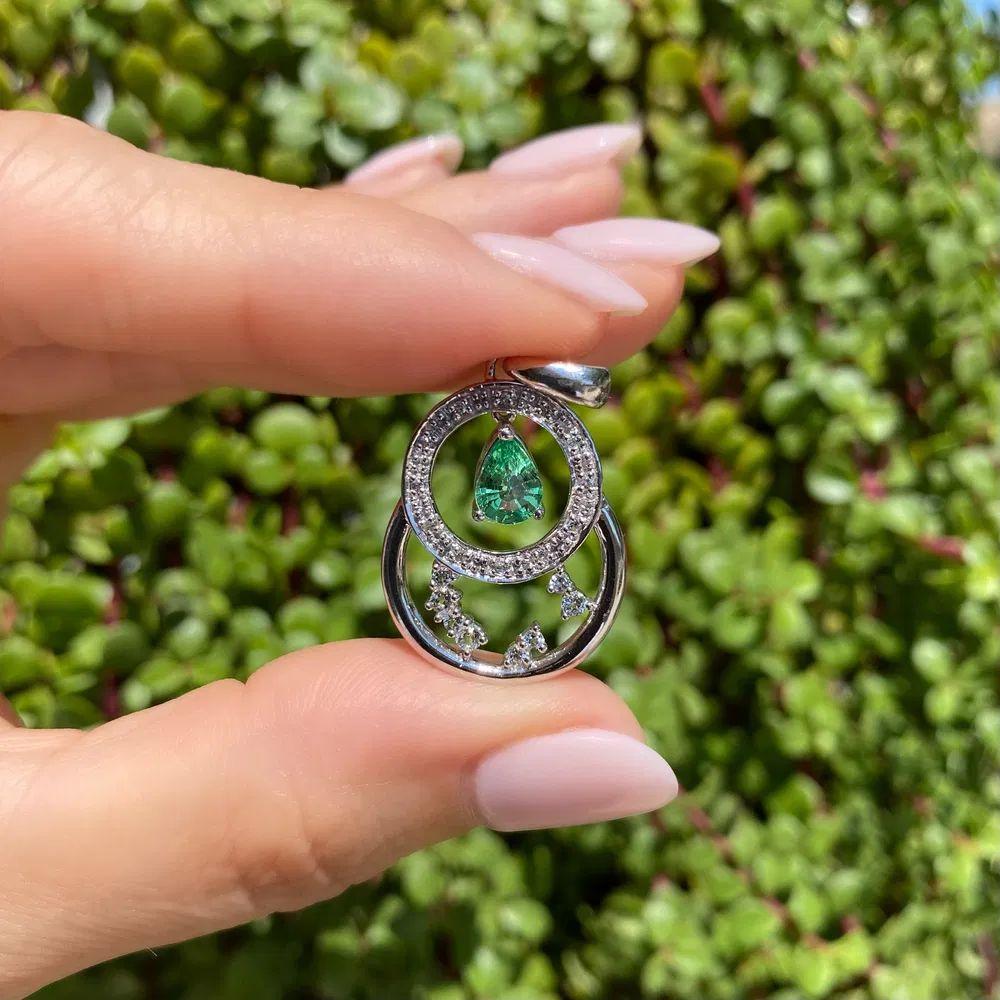 Moderniste Collier avec pendentifs en poire, tsavorite, grenat vert GIA et topaze blanche en vente