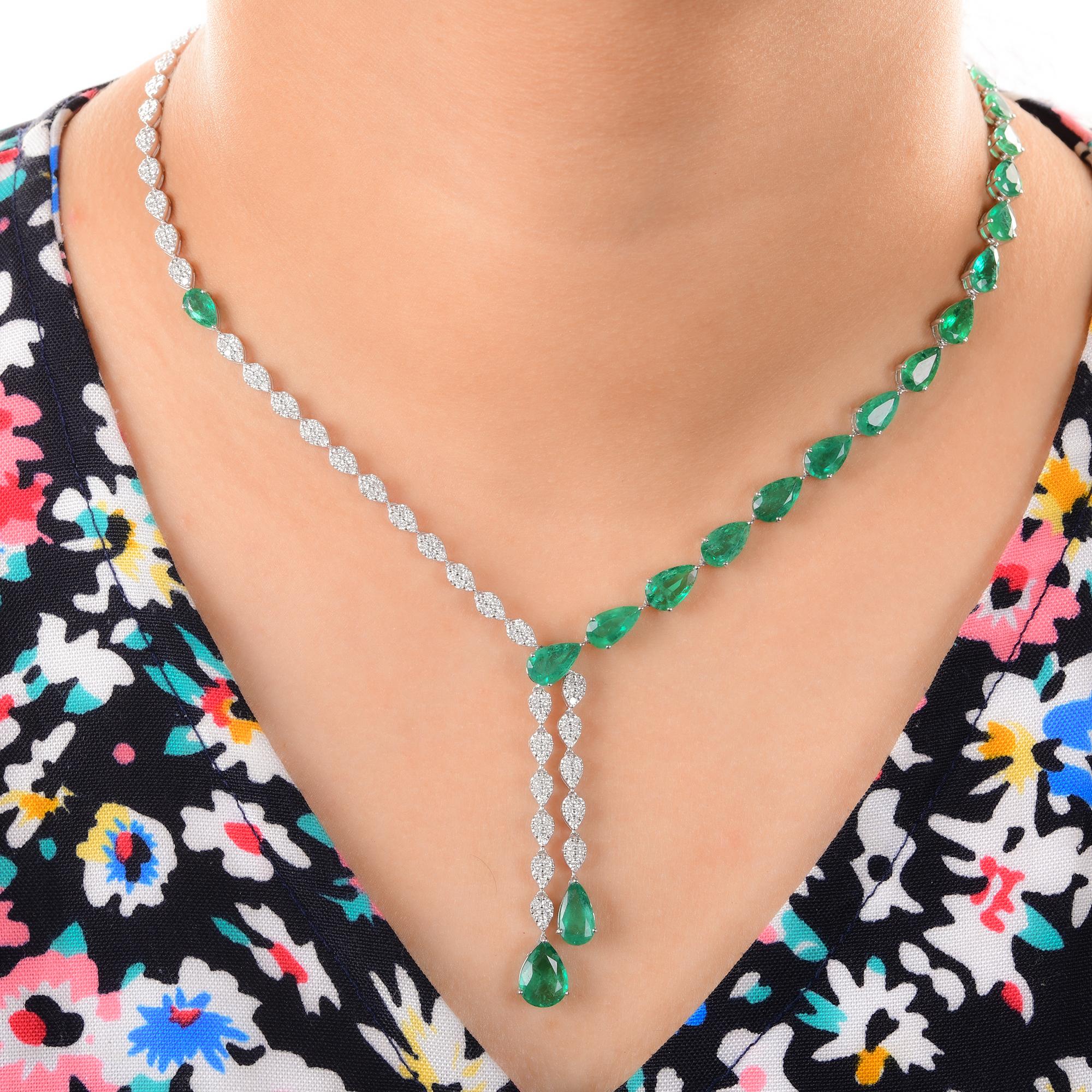 Questa collana con diamante smeraldo dello Zambia a pera in oro bianco 18 carati è caratterizzata da uno smeraldo a pera incastonato su un lato della collana e da un gruppo di diamanti rotondi incastonati sull'altro lato della collana con uno