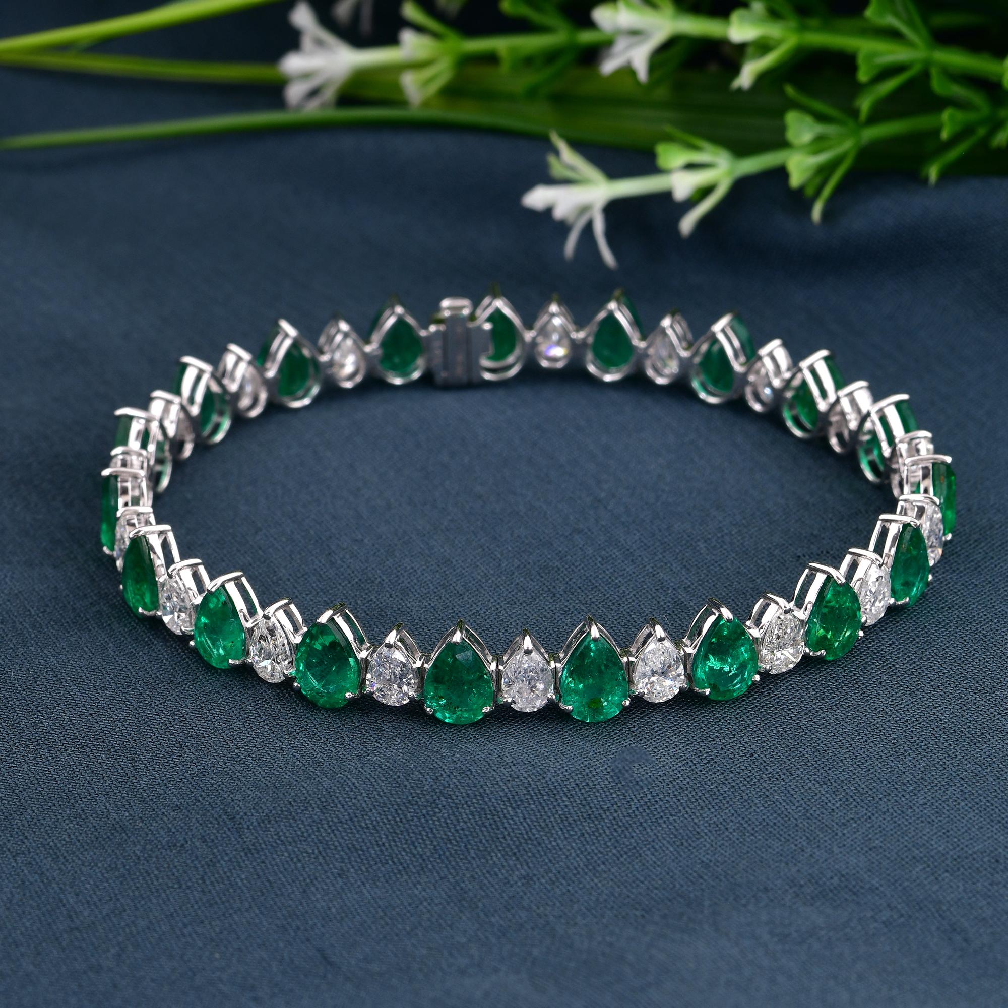 Taille poire Bracelet de pierres précieuses, émeraudes de Zambie en forme de poire et diamants, en or blanc 14 carats en vente