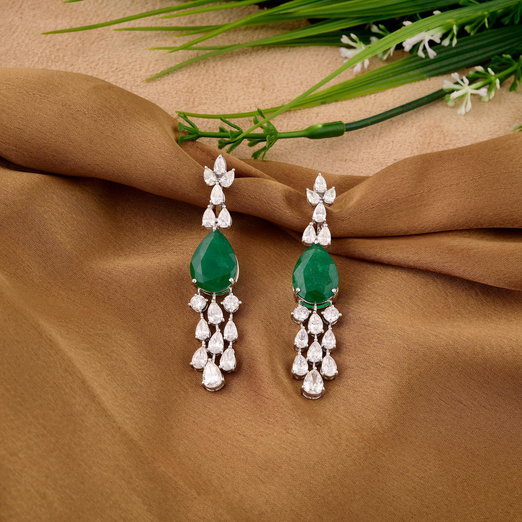 Taille poire Boucles d'oreilles chandelier poire émeraude de Zambie diamant or blanc 14 carats en vente