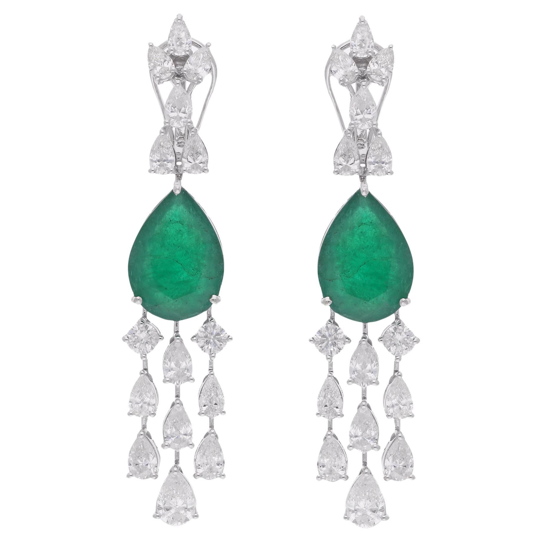 Boucles d'oreilles chandelier poire émeraude de Zambie diamant or blanc 14 carats en vente