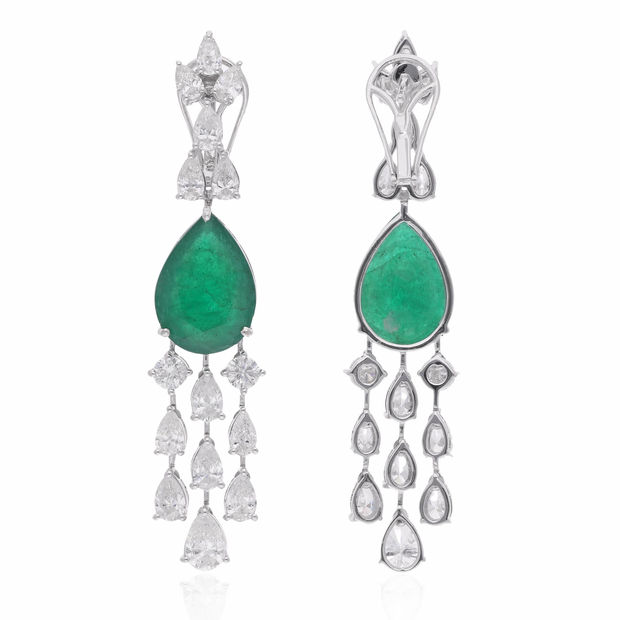 Erhöhen Sie Ihre Eleganz mit der bezaubernden Schönheit dieser birnenförmigen sambischen Smaragd-Edelstein-Kronleuchter-Ohrringe, die mit funkelnden Diamanten verziert sind und sorgfältig in luxuriösem 18 Karat Weißgold gefertigt wurden. Diese