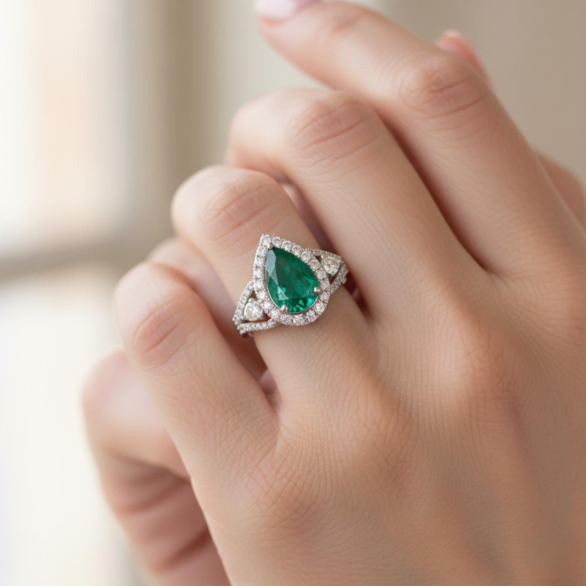 À côté du diamant se trouve une émeraude verte, qui représente la pierre de naissance du mois de mai. La couleur de l'émeraude est encore rehaussée par le bracelet en or blanc, créant un contraste étonnant qui ne manquera pas de faire tourner les