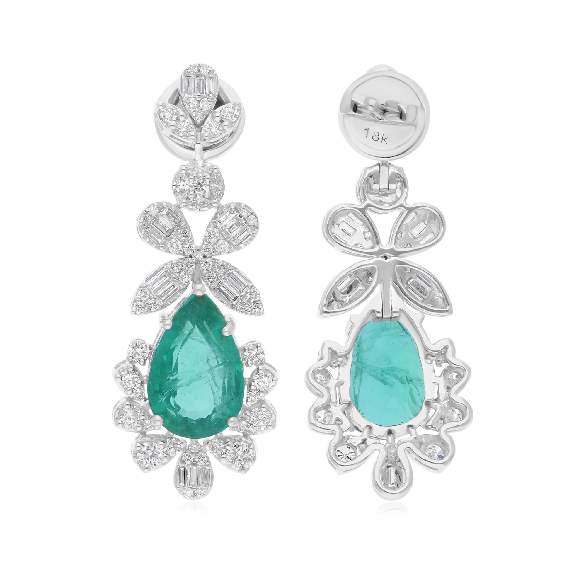 Fusi in oro a 14 carati, questi squisiti orecchini sono impreziositi da uno smeraldo dello Zambia di 4,67 carati e da 1,74 carati di diamanti scintillanti.

Segui la vetrina di Spectrum Jewels per vedere le ultime collezioni e i pezzi esclusivi.