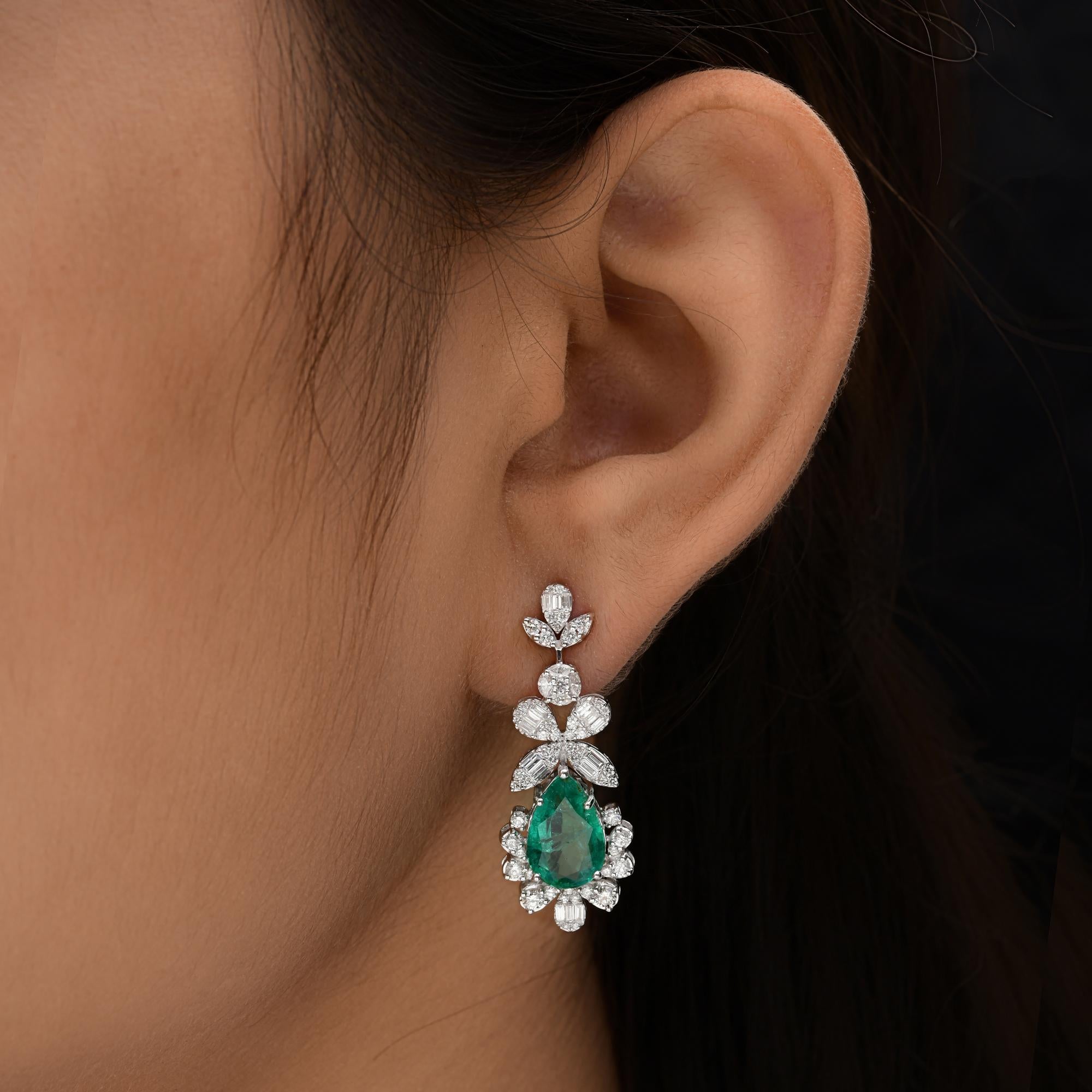 Moderno Orecchini a Pear Zambian Emerald Gemstone Dangle SI/H Diamond in oro bianco 14 carati in vendita