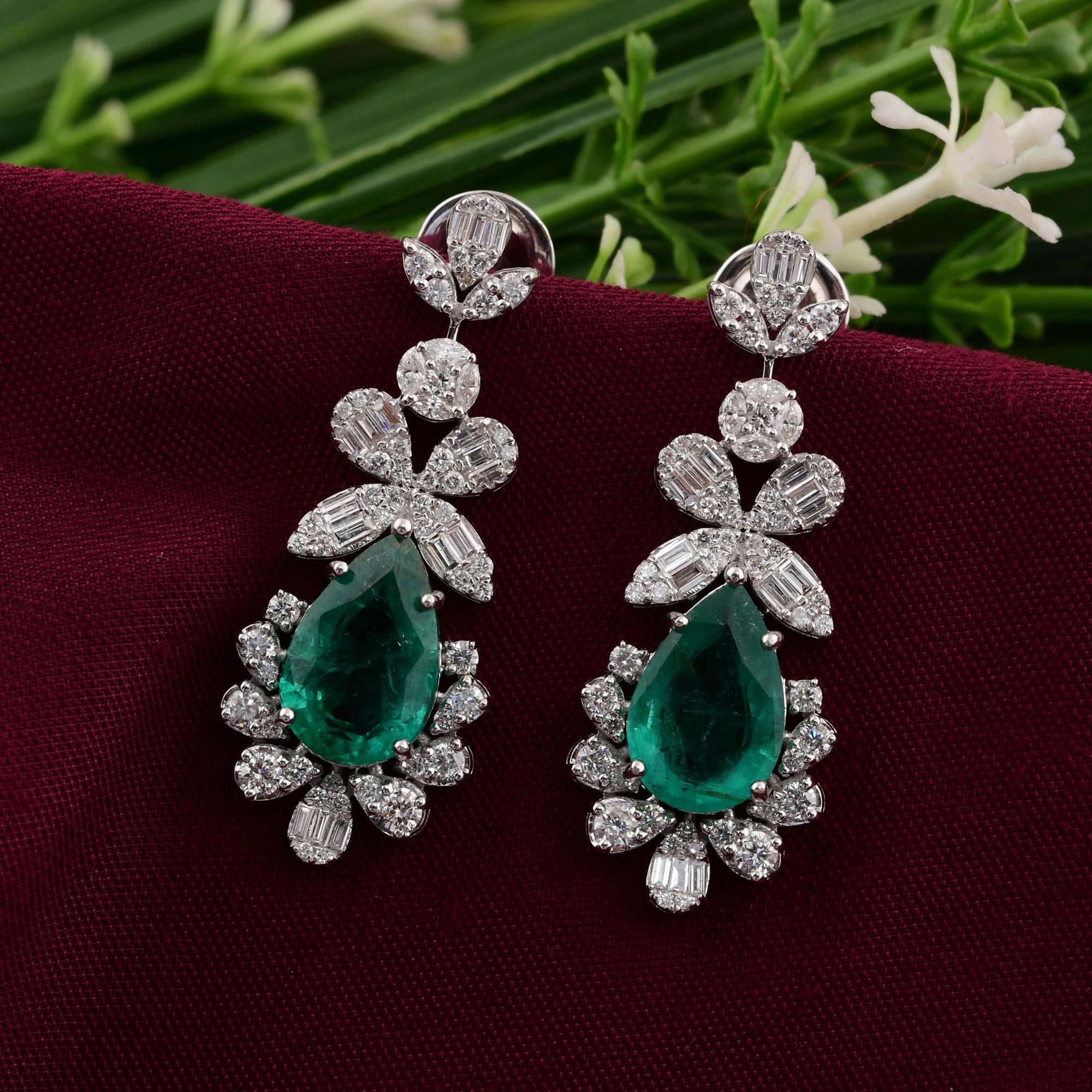 Taglio a goccia Orecchini a Pear Zambian Emerald Gemstone Dangle SI/H Diamond in oro bianco 14 carati in vendita