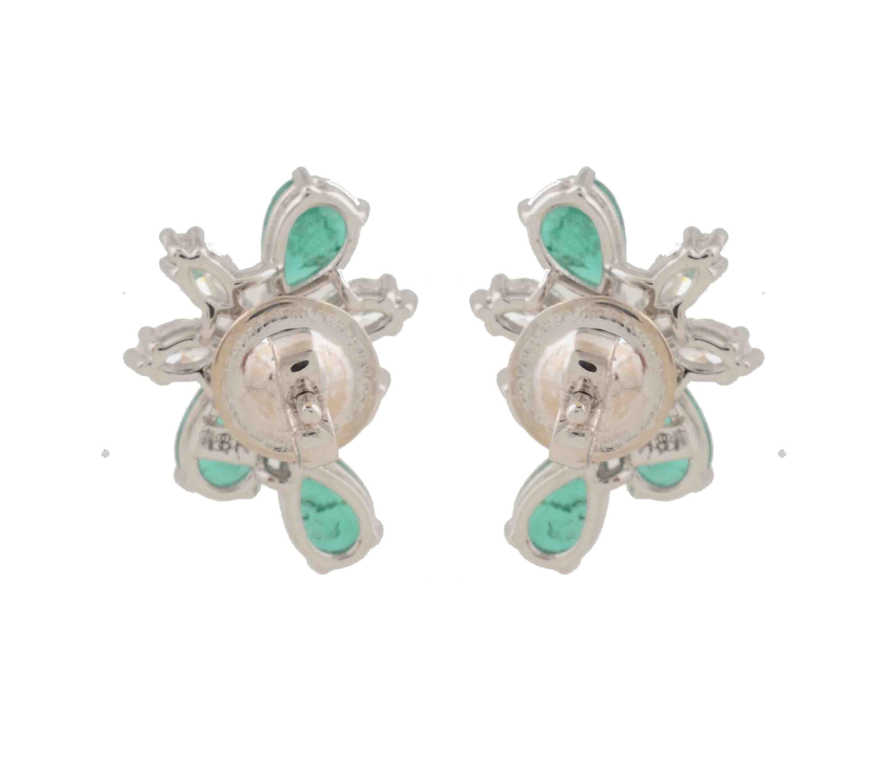 Orecchini a pera in smeraldo dello Zambia, di design, con diamante e oro bianco 14k in vendita 1