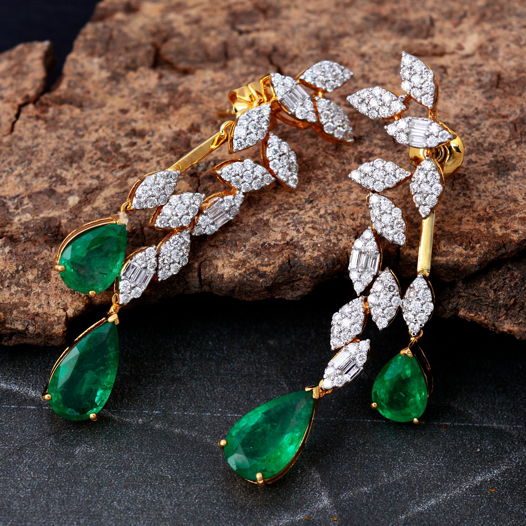Pear Natural Emerald Gemstone Fine Dangle Earrings Diamond 18 Karat Yellow Gold For Sale 1