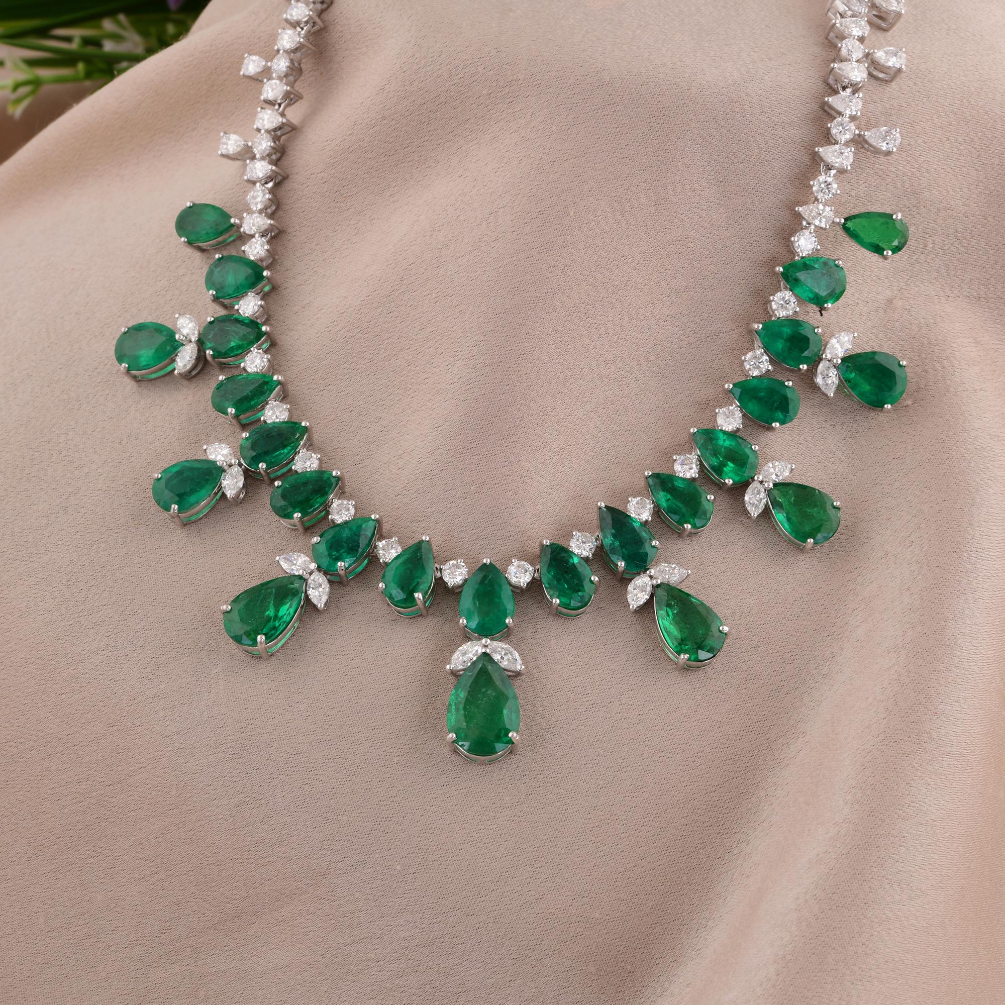 Embarquez pour un voyage d'une élégance exquise avec cet époustouflant collier de pierres précieuses Emeraude de Zambie en poire, orné de diamants et serti dans de l'or blanc 10 carats. Fabriqué avec précision et passion, ce collier est un véritable