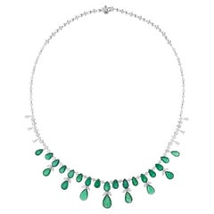 Collier de pierres précieuses en émeraudes de Zambie en forme de poire et diamants en or blanc 14 carats