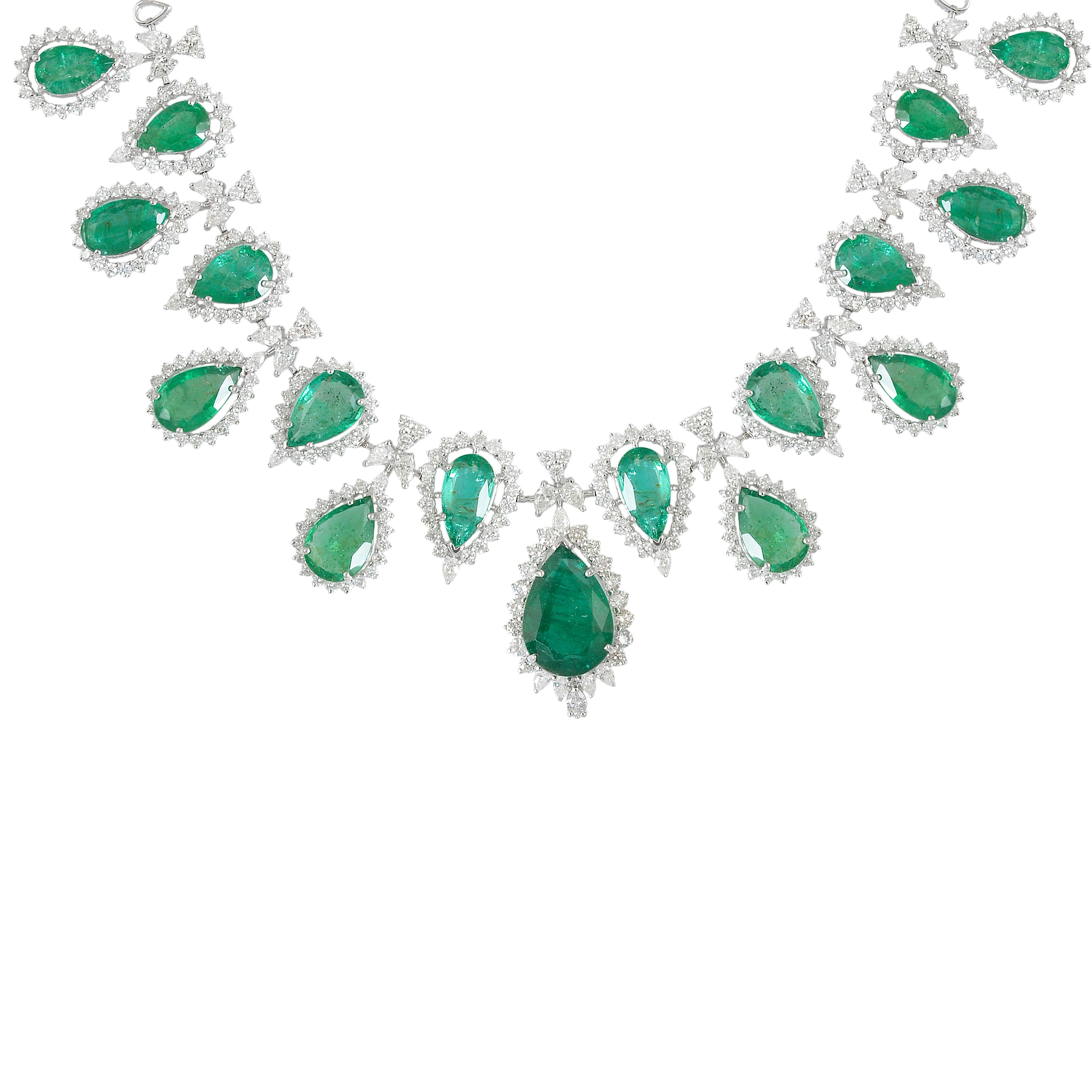 Smaragd-Edelstein-Halskette aus 18 Karat Weißgold mit Diamanten (Moderne) im Angebot