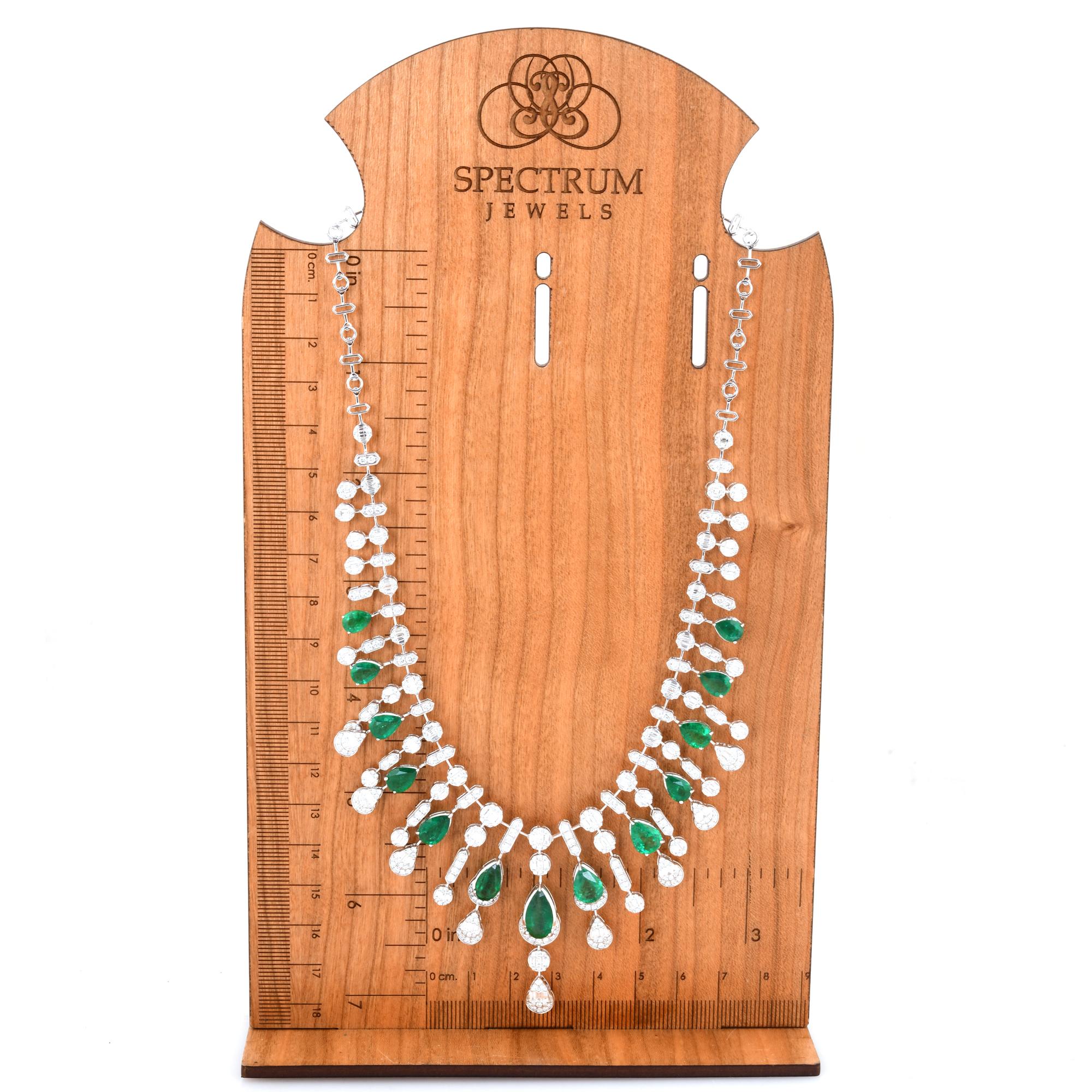 Collar de esmeralda zambiana pera de 13,62 quilates Diamante SI/H de 7,65 quilates Oro blanco de 18 quilates en Nuevo estado para la venta en Diera, Dubai