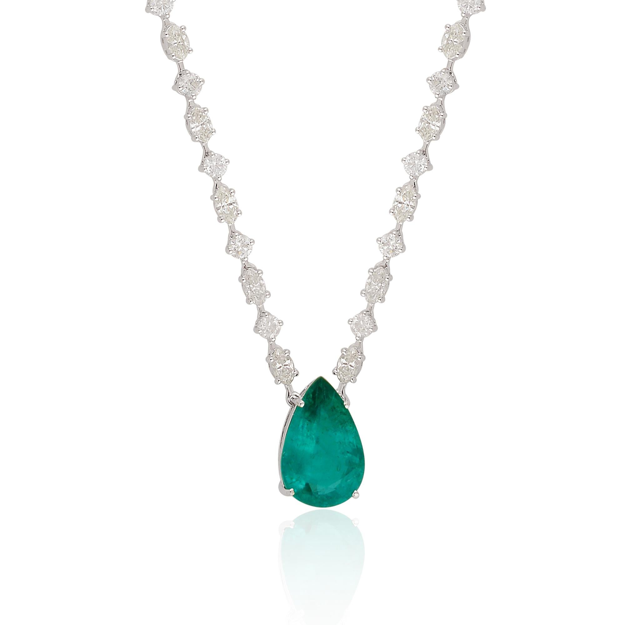 Ce collier avec pendentif en émeraude zambienne en forme de poire et accents en diamant est un véritable témoignage d'un travail artisanal de qualité et d'une sélection exceptionnelle de pierres précieuses. Il respire la sophistication et le luxe,