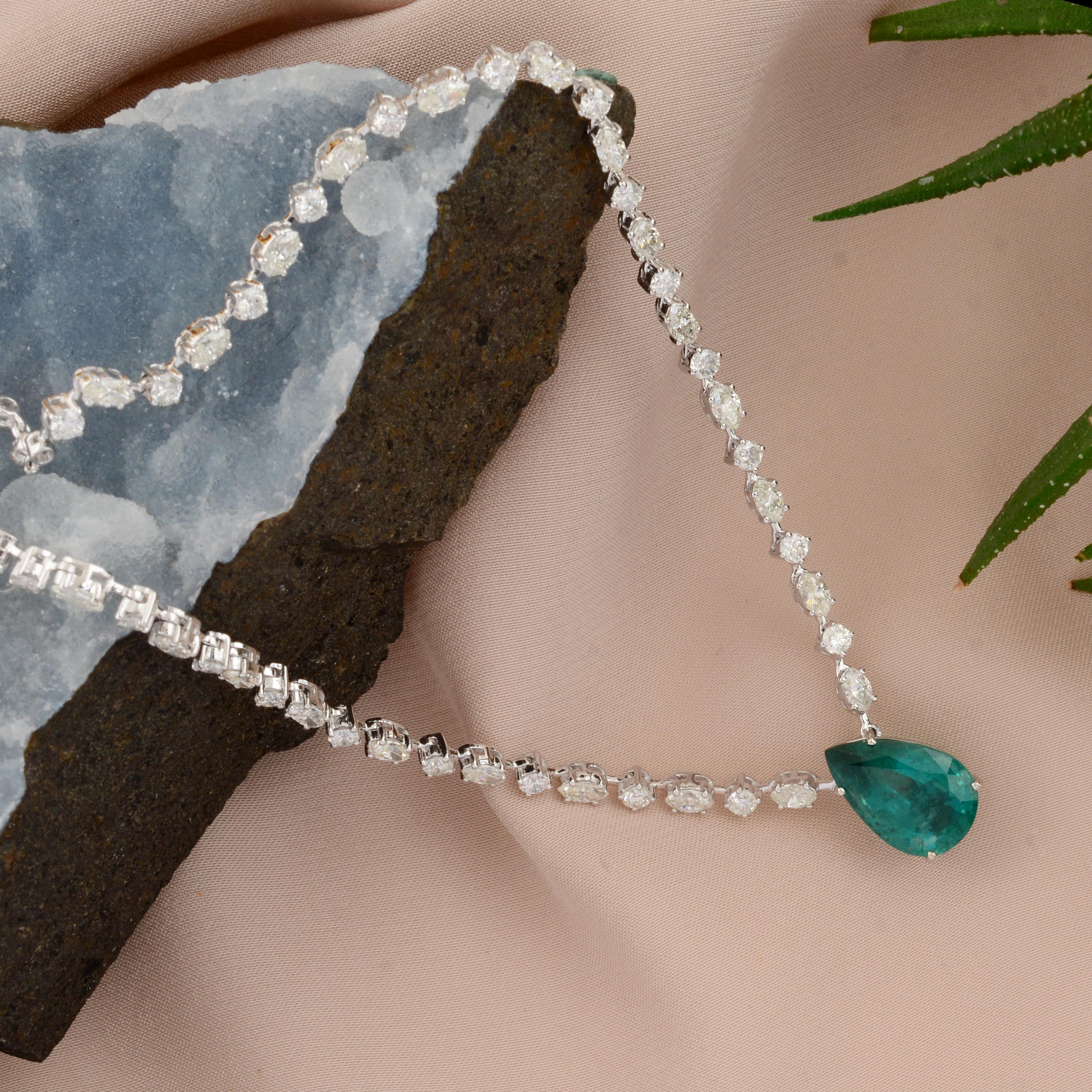 Moderne Pendentif en pierre précieuse émeraude de Zambie poire Collier fin diamant Or blanc 14 carats en vente