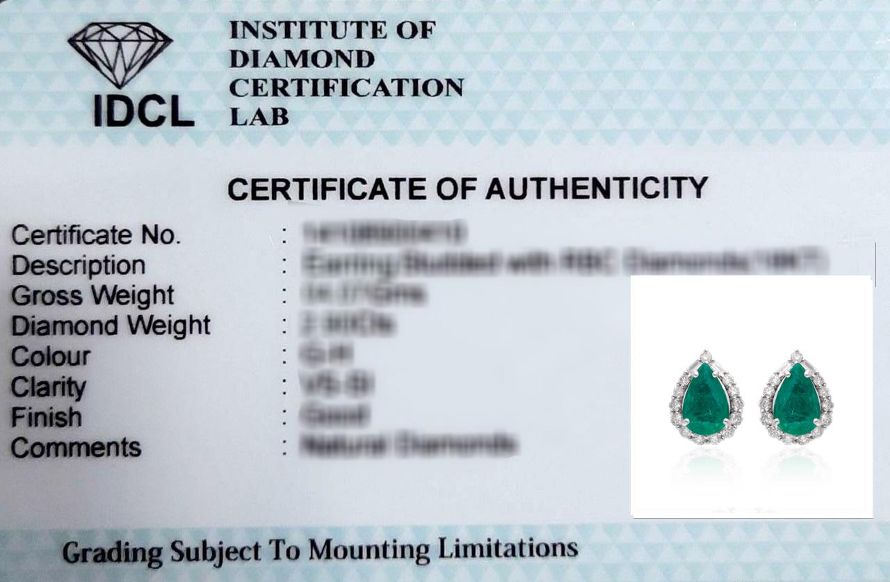 Donna Orecchini a pera con gemma di smeraldo dello Zambia Diamante a baguette Oro bianco 14 carati in vendita