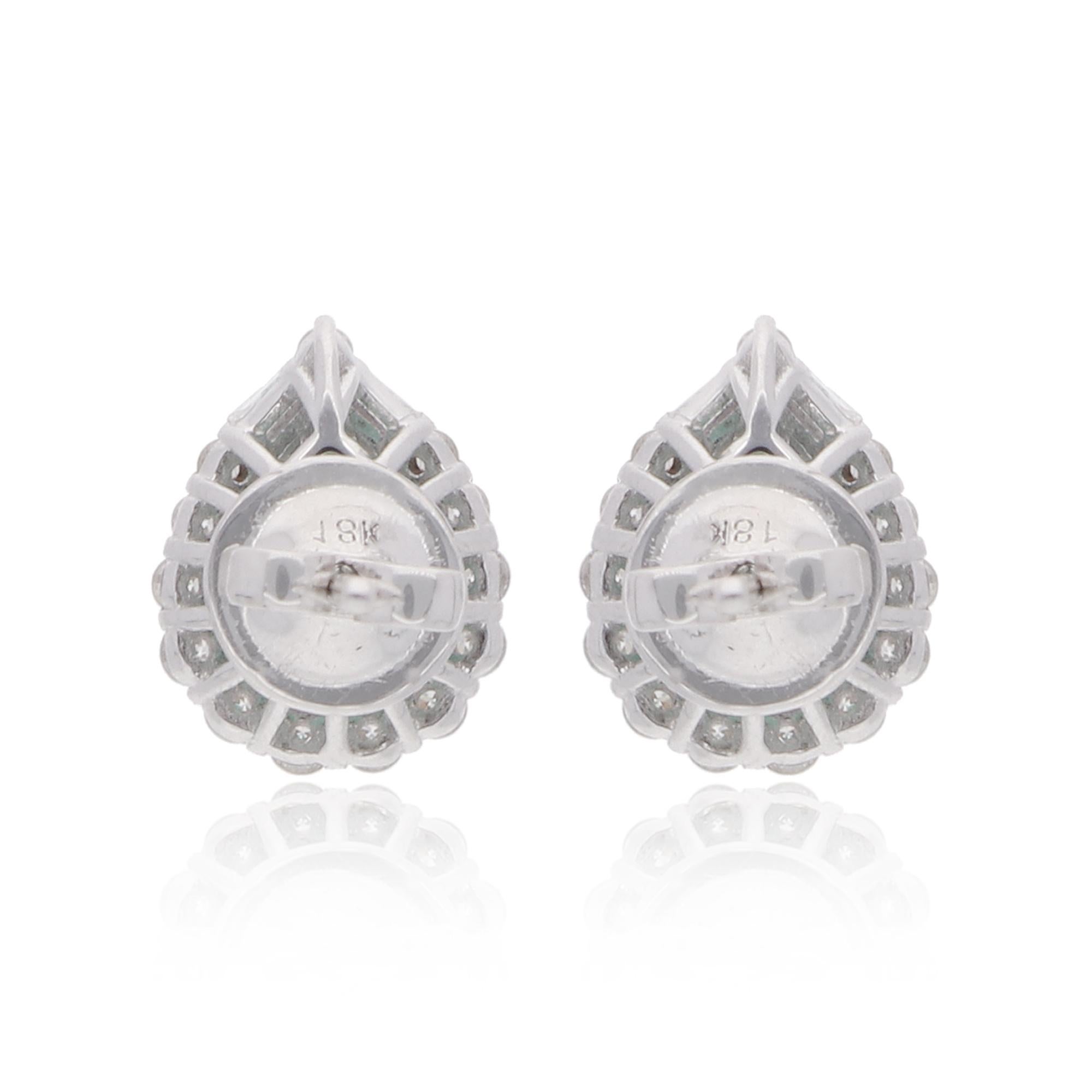 Orecchini a pera con gemma di smeraldo dello Zambia Diamante a baguette Oro bianco 18 carati In condizioni Nuovo in vendita a Diera, Dubai