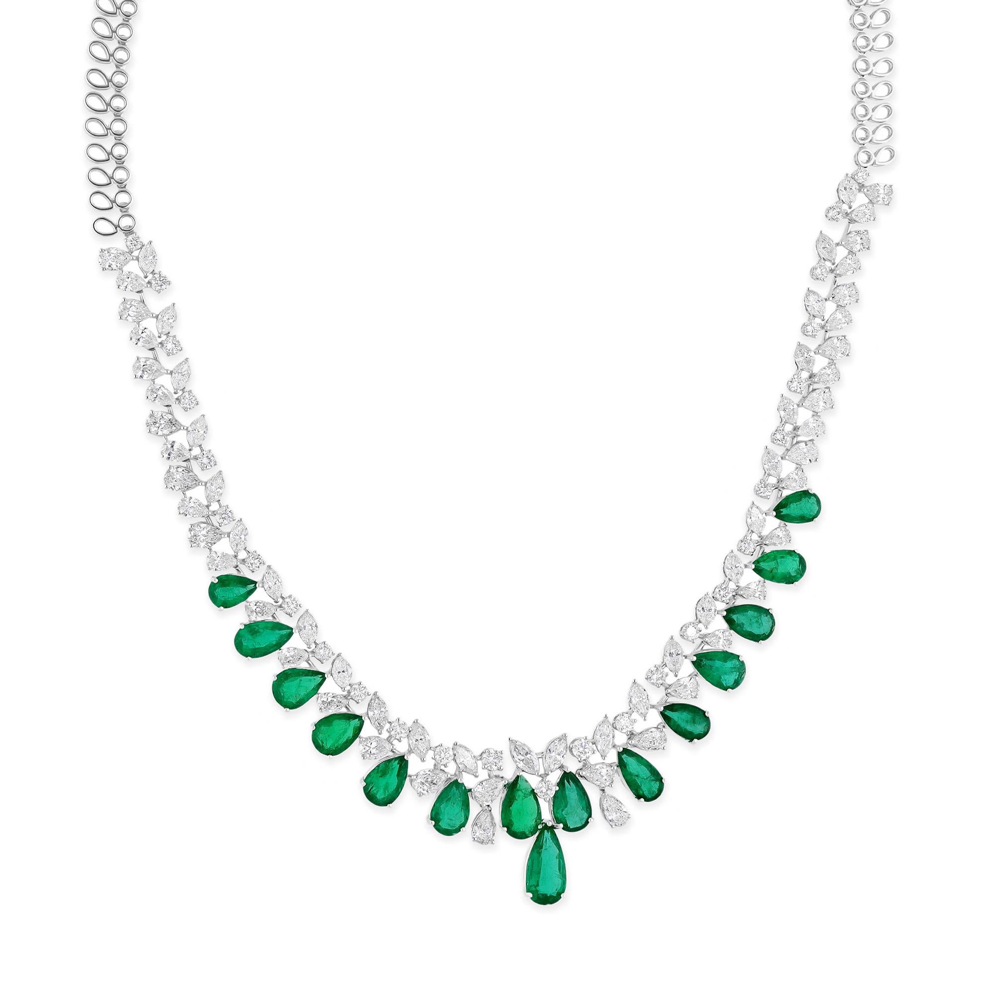 Questa splendida collana fatta a mano presenta 13,48 carati di smeraldi naturali dello Zambia a forma di pera, splendidamente completati da 13,35 carati di diamanti SI/H brillanti. Realizzata in lussuoso oro bianco da 14 carati, la collana ha un