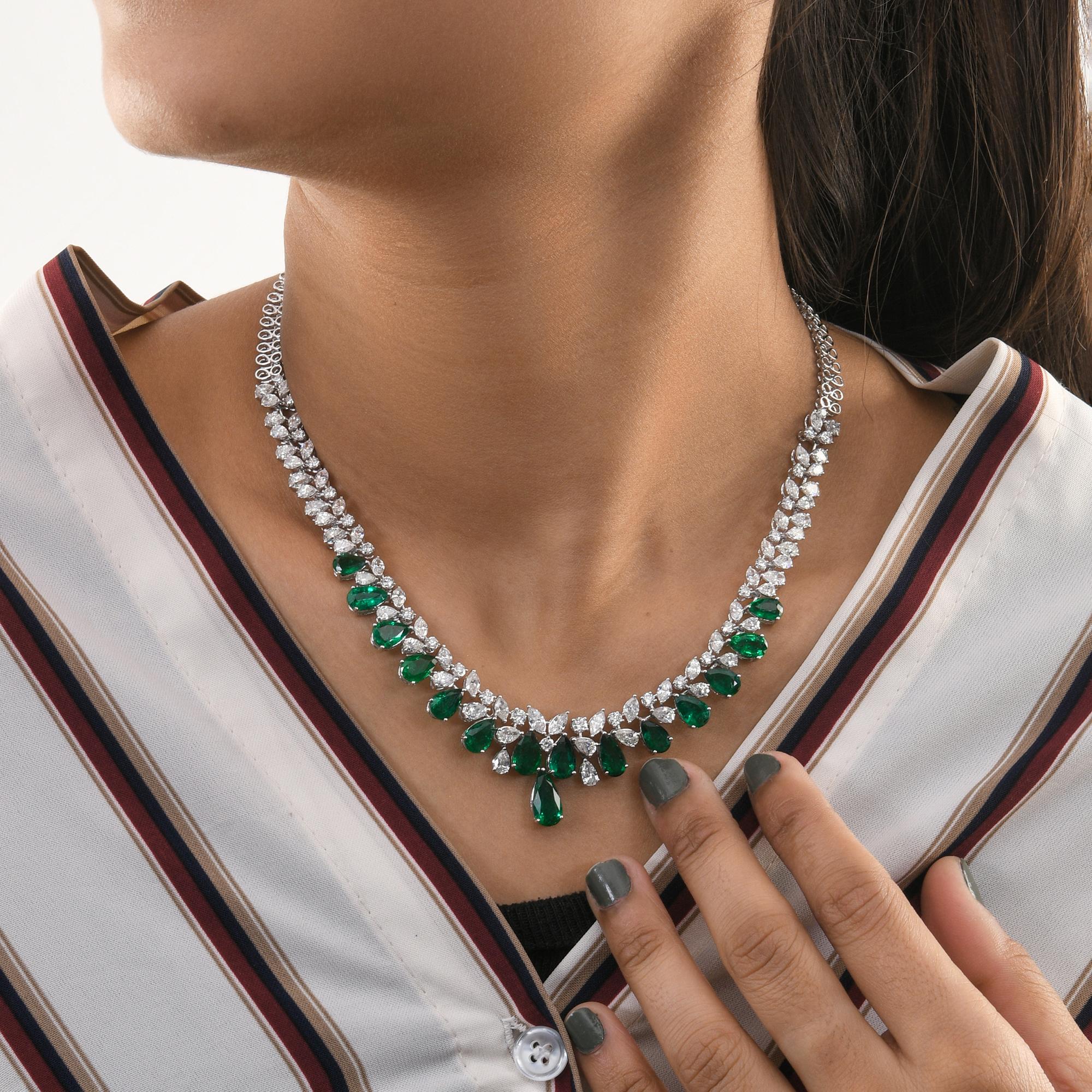 Taglio a goccia Collana di smeraldi dello Zambia a pera SI/H Diamond Gioielli fatti a mano in oro bianco 14 carati in vendita