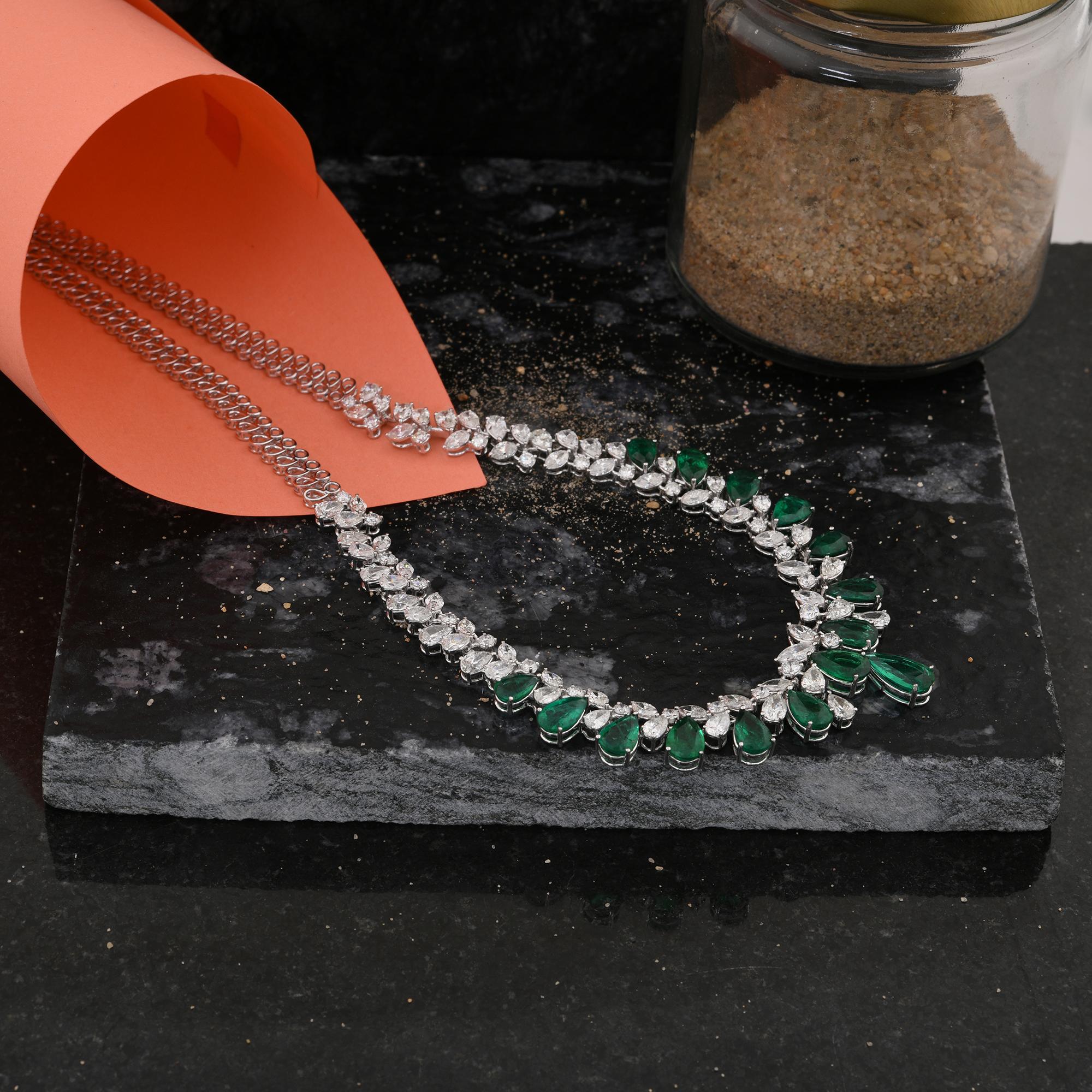 Collana di smeraldi dello Zambia a pera SI/H Diamond Gioielli fatti a mano in oro bianco 14 carati In condizioni Nuovo in vendita a Diera, Dubai