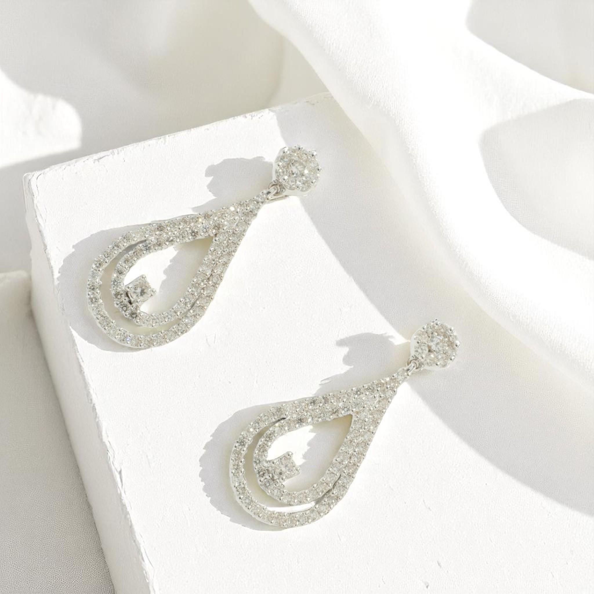 Orecchini con diamanti a goccia in oro massiccio 14K (certificati) In condizioni Nuovo in vendita a New Delhi, DL