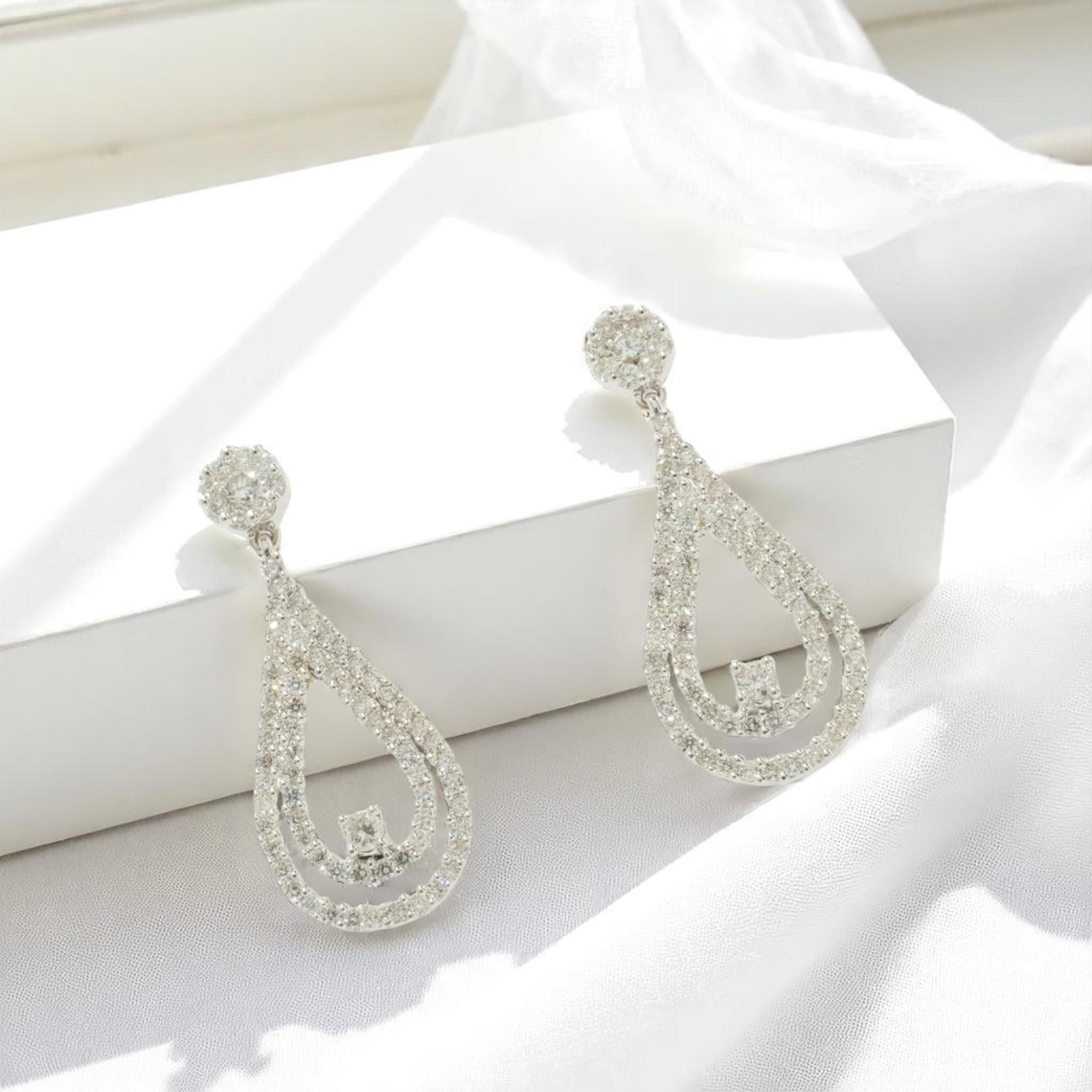 Donna Orecchini con diamanti a goccia in oro massiccio 14K (certificati) in vendita
