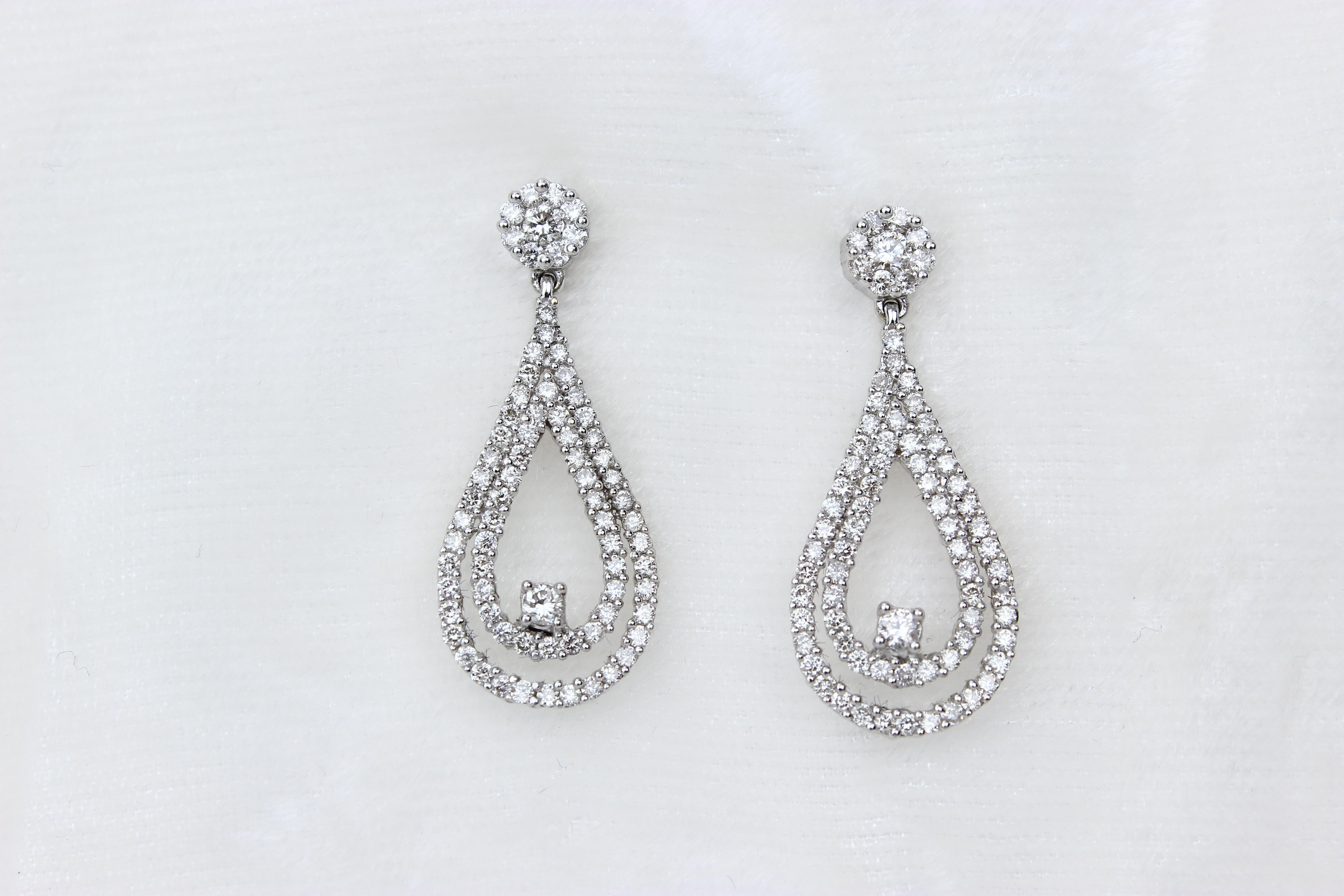 Orecchini con diamanti a goccia in oro massiccio 14K (certificati) in vendita 2