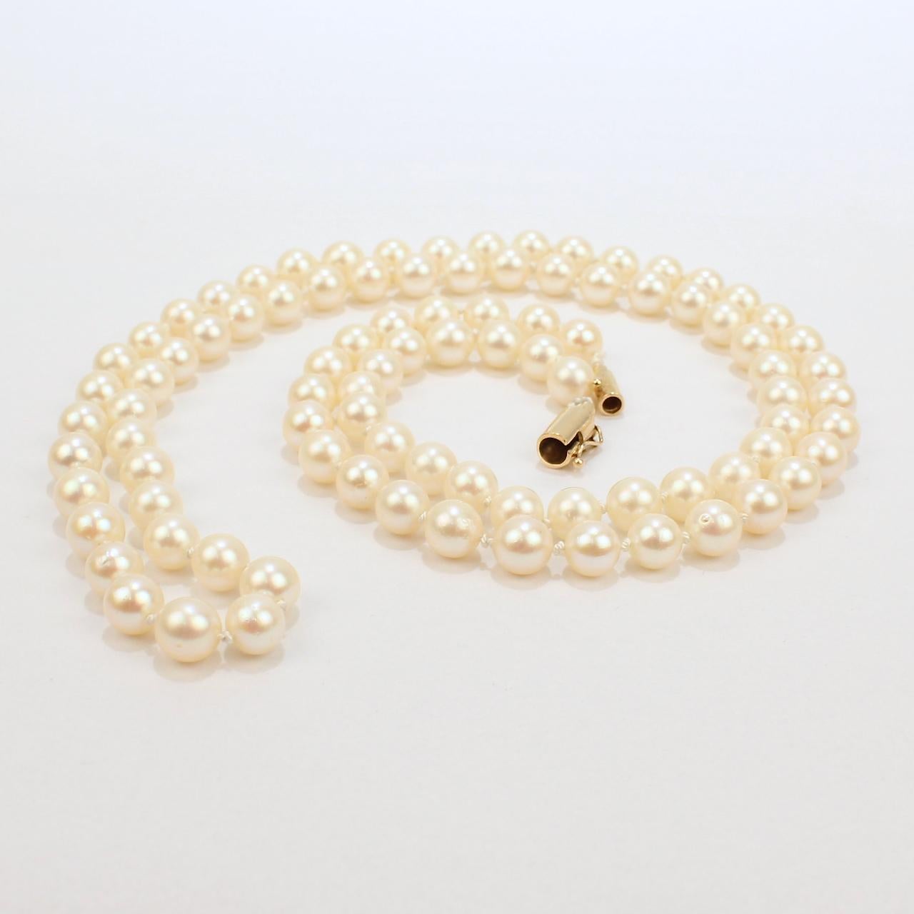 Un singolo filo di perle coltivate molto raffinato.

Con perle bianche rotonde da 7 mm e chiusura a barile in oro 14k.

Uno stile classico e duraturo!

Data:
20° secolo

Condizioni generali:
Nel complesso è in buone condizioni, usato, con alcuni