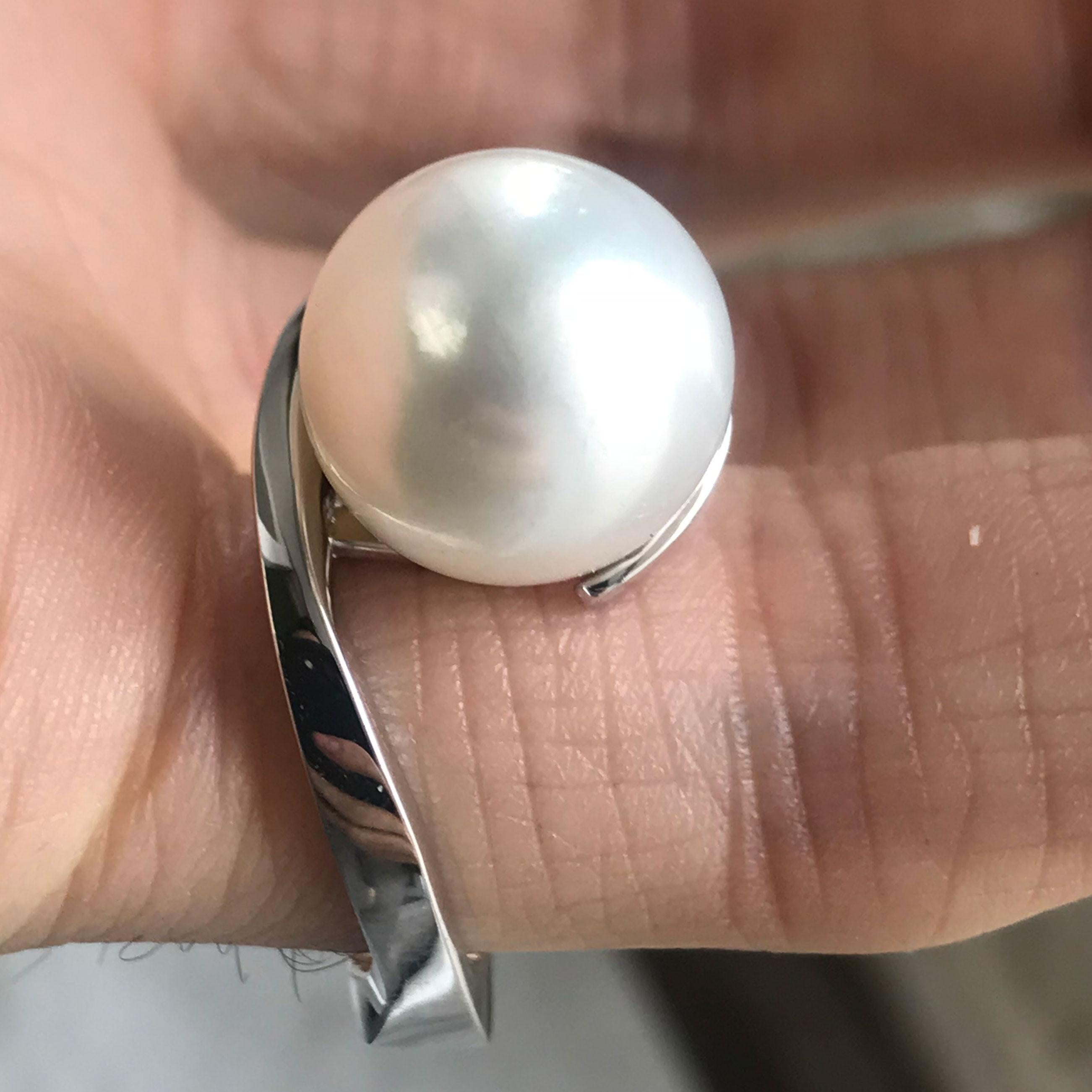 Anillo de cóctel de perlas de oro blanco de 14 quilates, Ben Dannie Moderno en venta