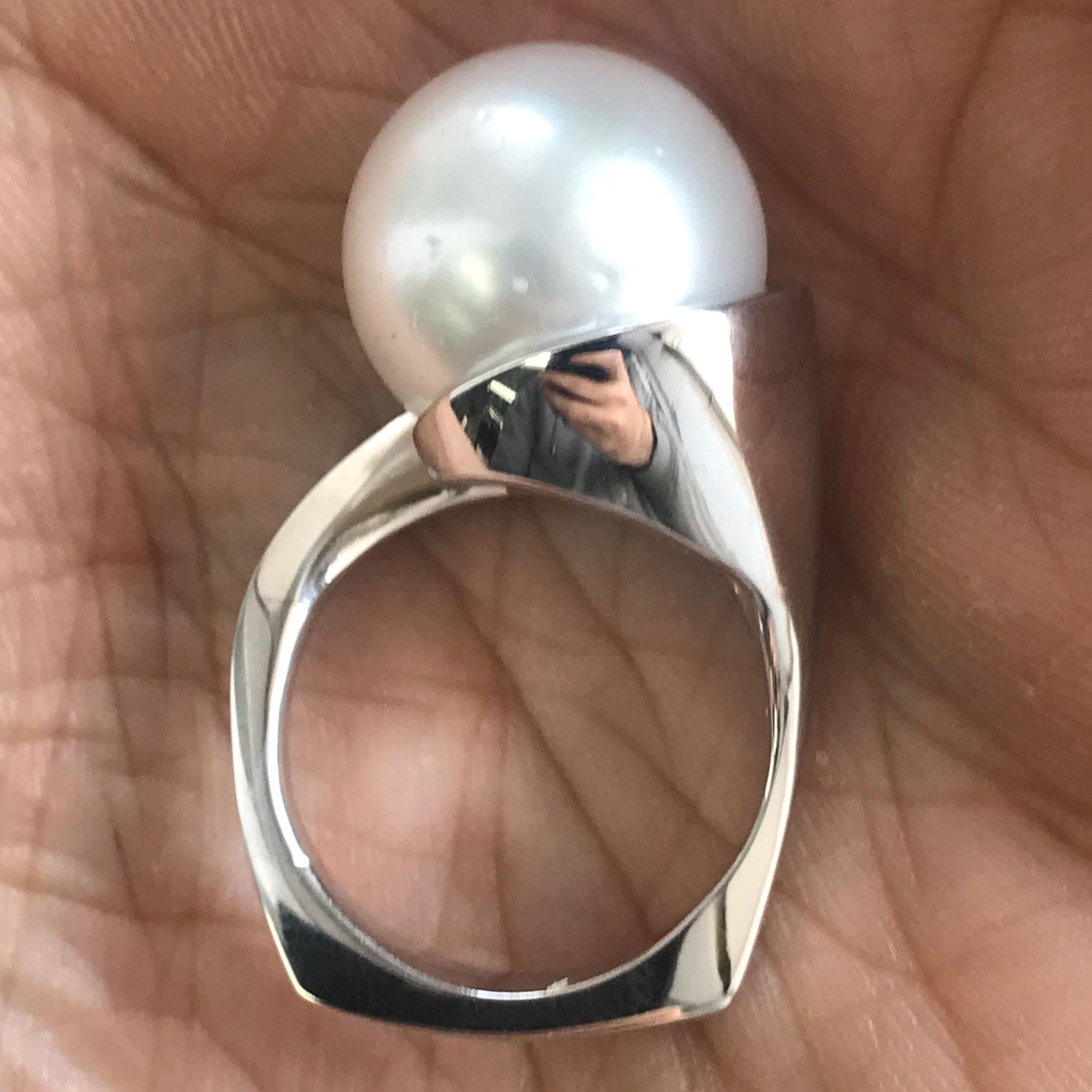 Anillo de cóctel de perlas de oro blanco de 14 quilates, Ben Dannie Corte redondo en venta