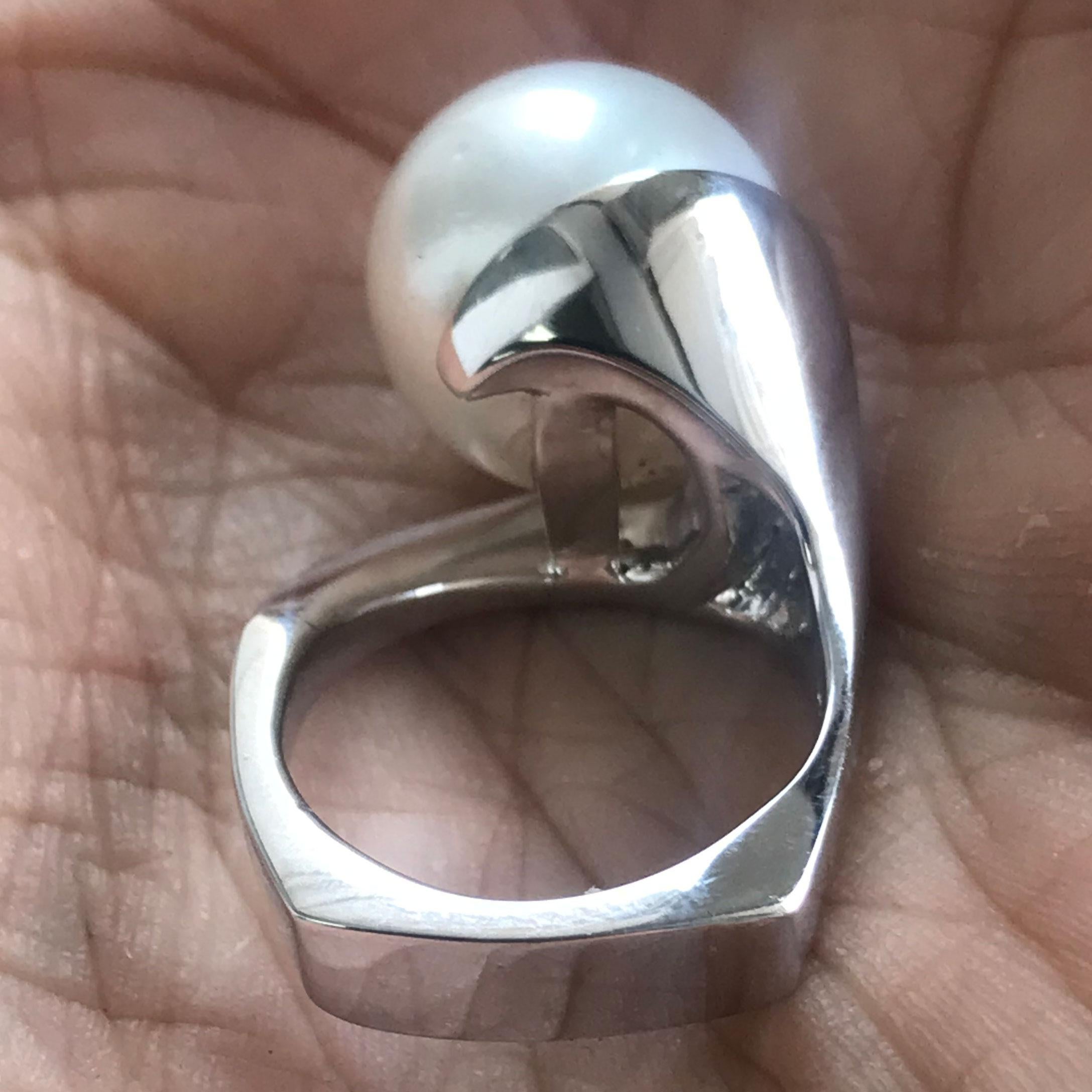 Anillo de cóctel de perlas de oro blanco de 14 quilates, Ben Dannie en Nuevo estado para la venta en West Hollywood, CA