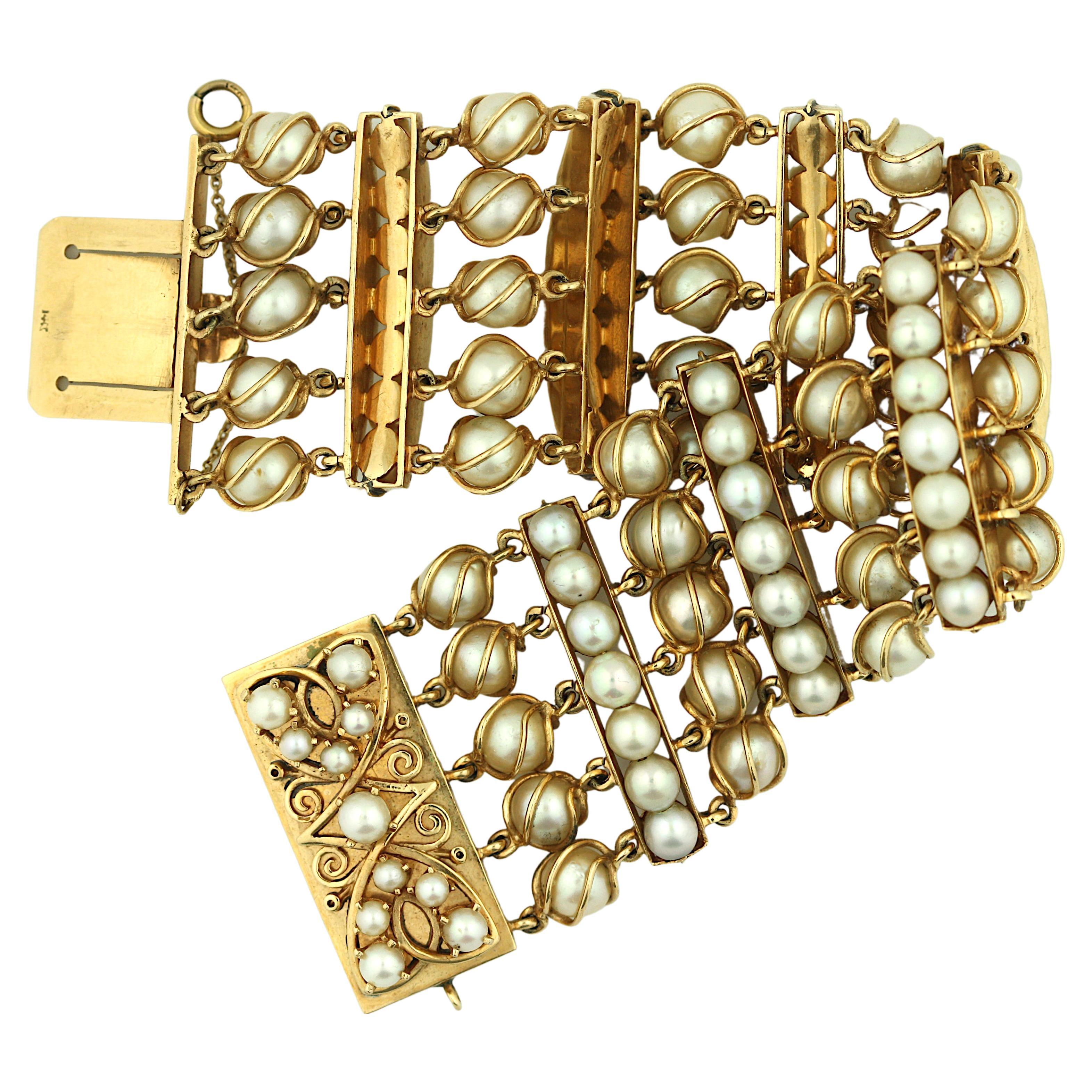 Dies ist eine fabules Vintage Salzwasser-Zuchtperle Akoya und 14K Gelbgold 5 Strang Armband, Stempel 14kg.
Sie besteht aus zwei großen, glänzenden Perlen, einer größeren (ca. 6 mm) und einer kleineren (ca. 4 mm) mit weiß-silbernen Obertönen. Die