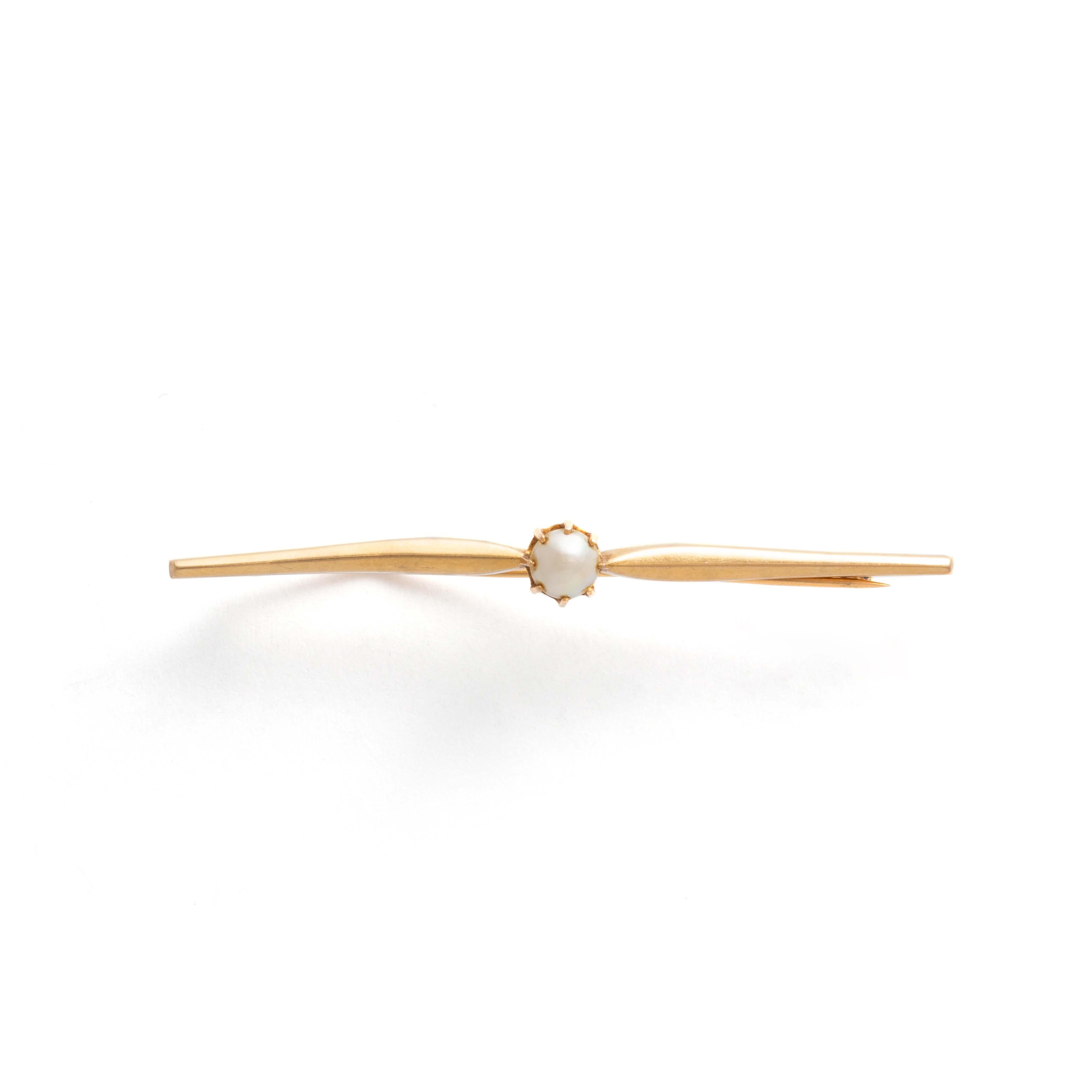 18K yellow gold brooch centered by a cultured pearl.
Length: 5.80 centimeters. 
Gross weight: 2.11 grams.
