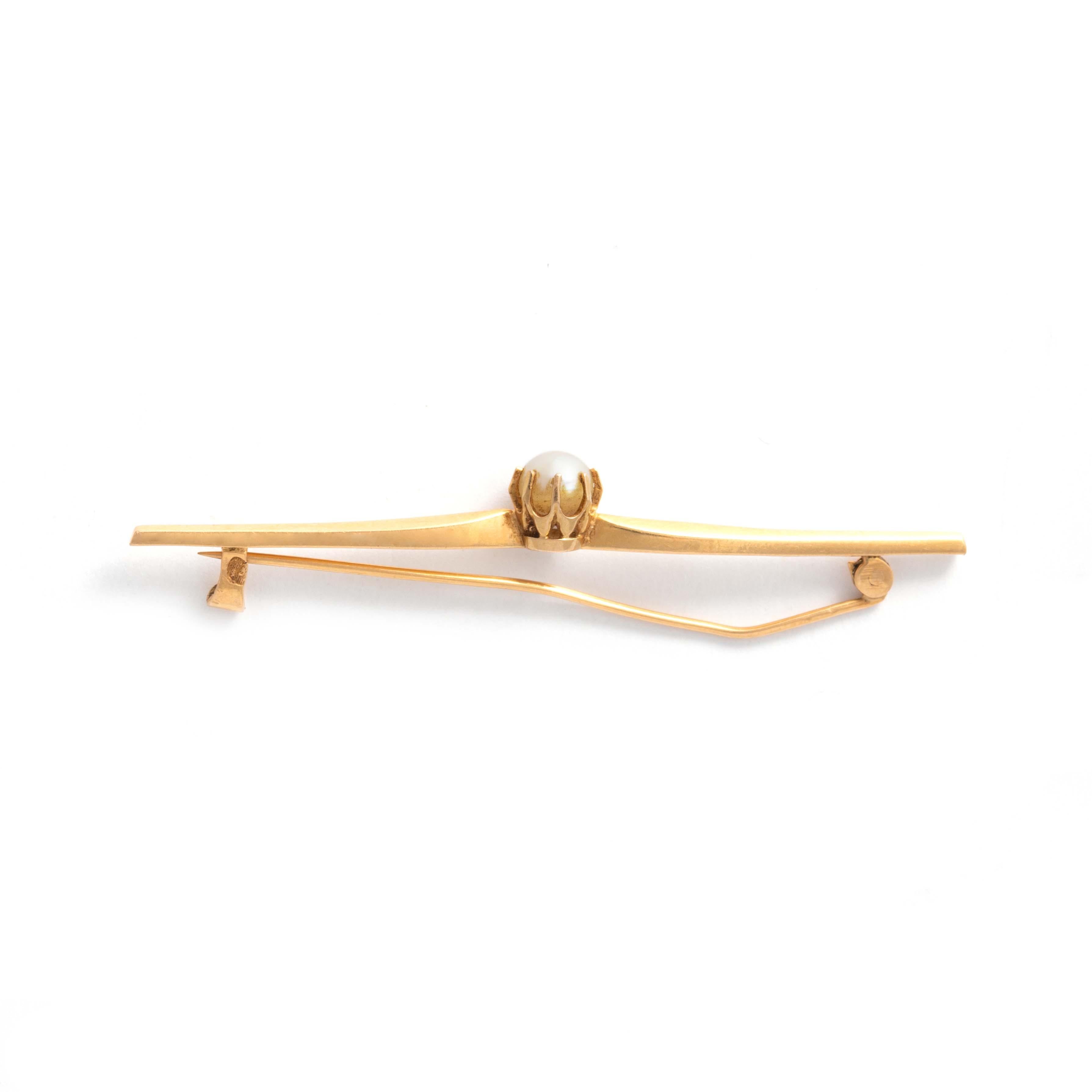 Round Cut Pearl 18k Gold Brooch For Sale
