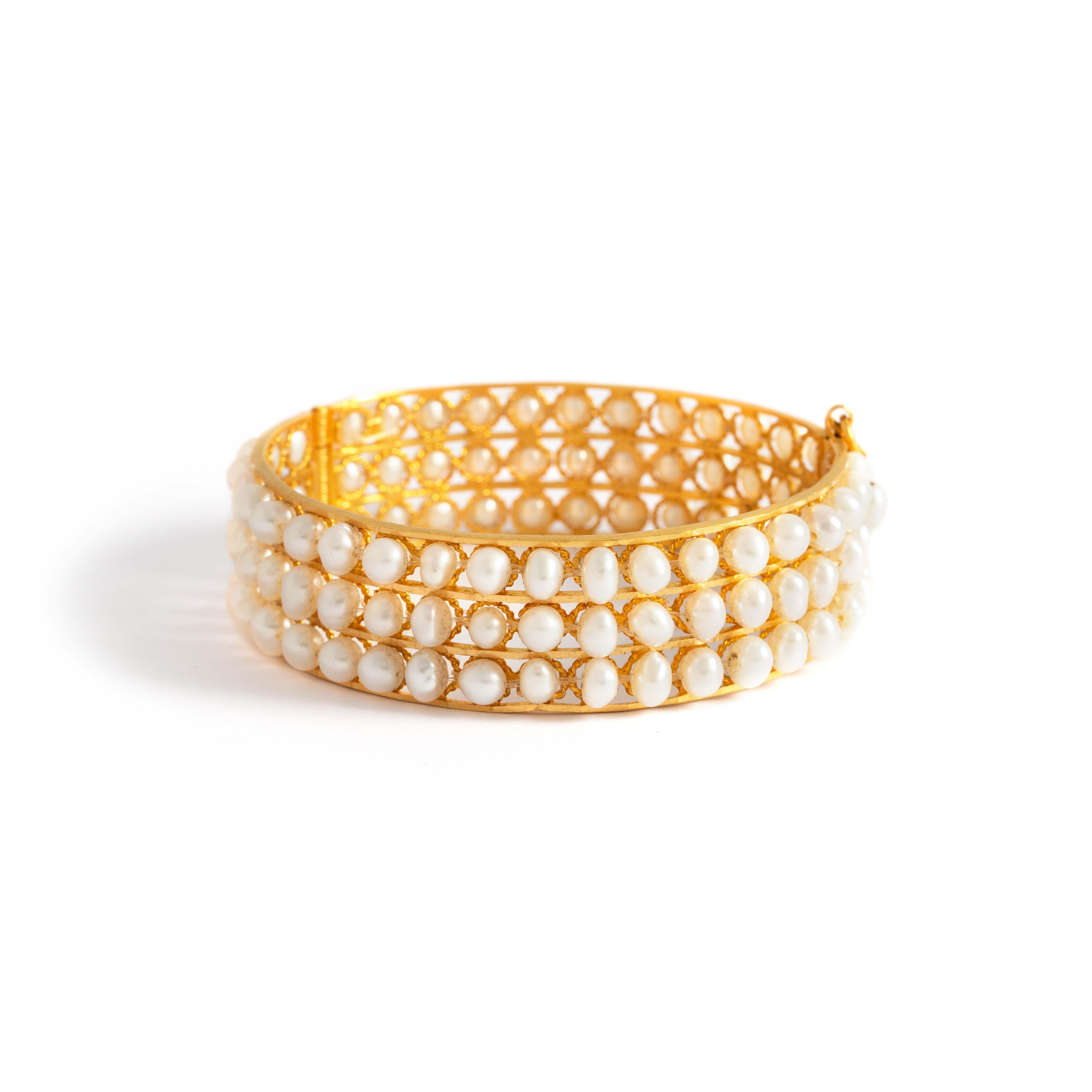 18K yellow gold bracelet studded with cultured pearls.
Gross weight: 40.01 grams.