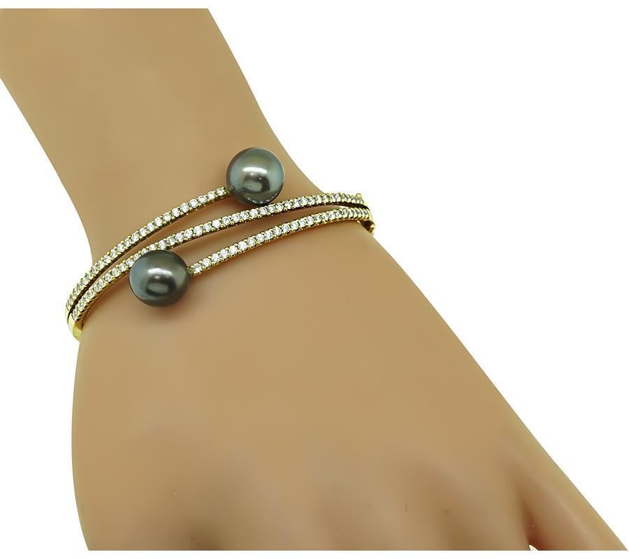 Il s'agit d'un superbe bracelet en or jaune 18k. Le bracelet est serti de diamants ronds étincelants pesant environ 2.50ct. La couleur de ces diamants est G et leur pureté VS. Les diamants sont mis en valeur par de jolies perles. Le bracelet mesure
