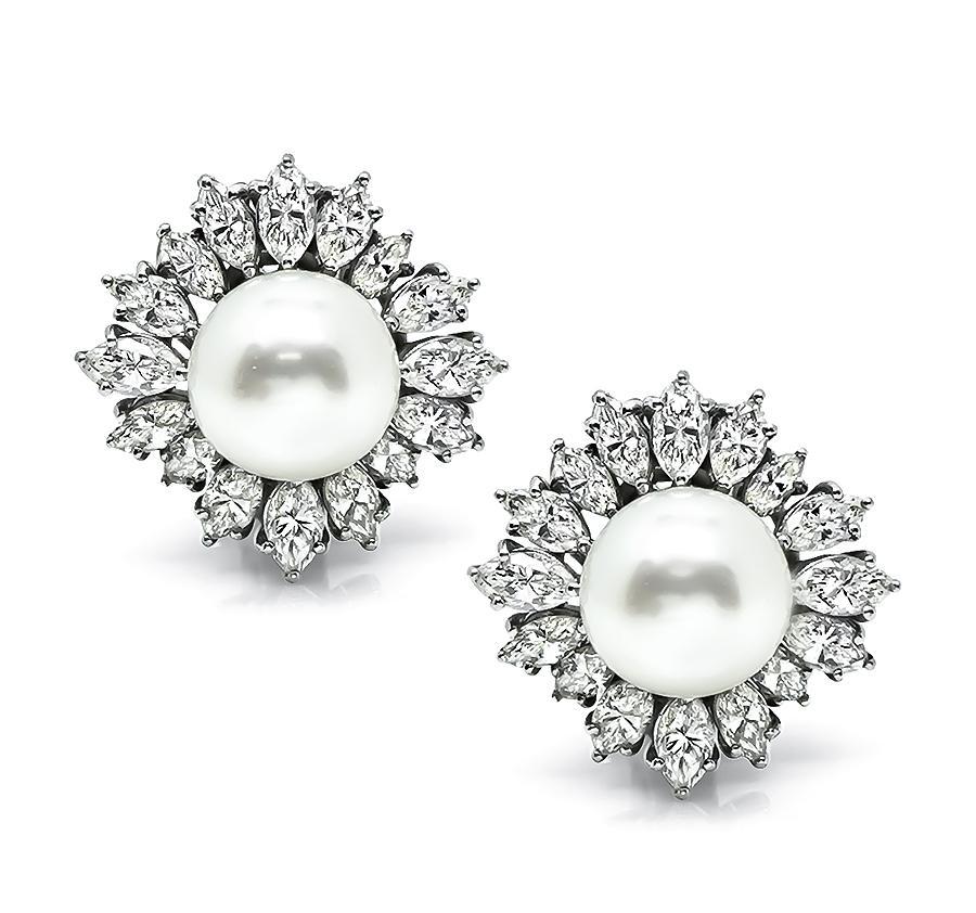 Questo è uno splendido paio di orecchini in oro bianco 18 carati. Gli orecchini sono caratterizzati da scintillanti diamanti taglio marquise che pesano circa 3,50 carati. Il colore di questi diamanti è G con purezza VS. I diamanti sono accentuati da