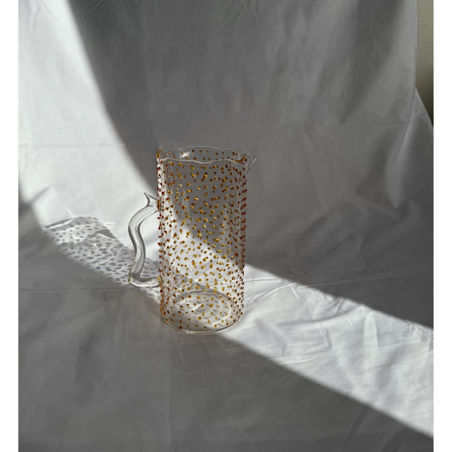 Bernsteinkrug mit Perlmutt von Studionudo
Abmessungen: Ø 15 x H 22,5 cm.
MATERIALIEN: Glas.

Es sind verschiedene Ausführungen und Farben erhältlich. Preise können abweichen. Bitte kontaktieren Sie uns.

Studionudo wurde geboren, um rohe MATERIALIEN