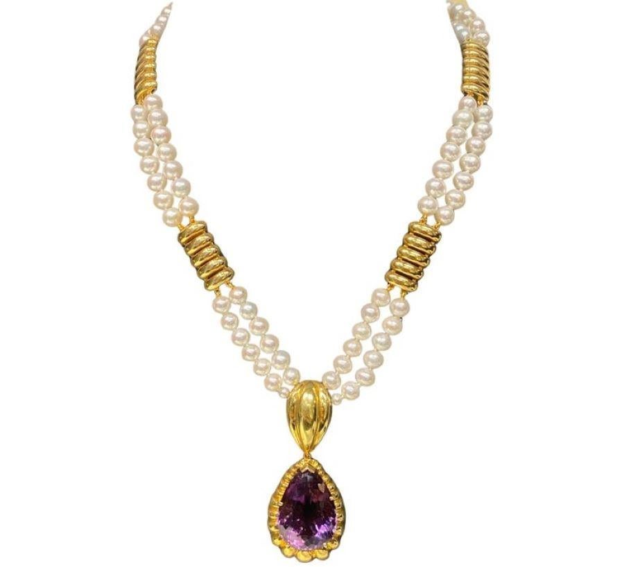 Collana di perle e ametista

Una collana con tre fili di perle coltivate con distanziatori in oro e un grande pendente di ametista a forma di pera.

Dimensioni della perla: circa 5.65 mm
Misure: Lunghezza 17 

Tipo di metallo: Oro giallo 14 carati 