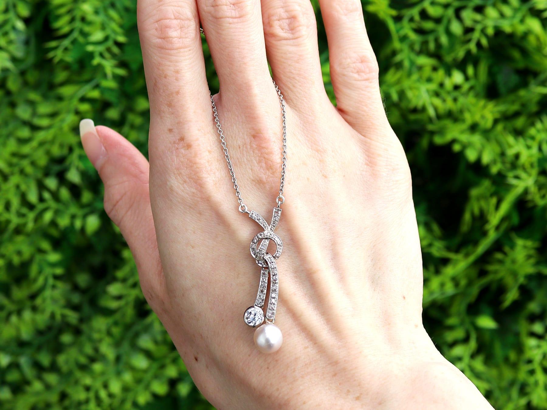 Una splendida, raffinata e impressionante collana di perle antiche, diamanti da 0,67 carati e oro bianco 12 carati; fa parte delle nostre diverse collezioni di gioielli antichi edoardiani e di gioielli di proprietà.

Questa raffinata e imponente