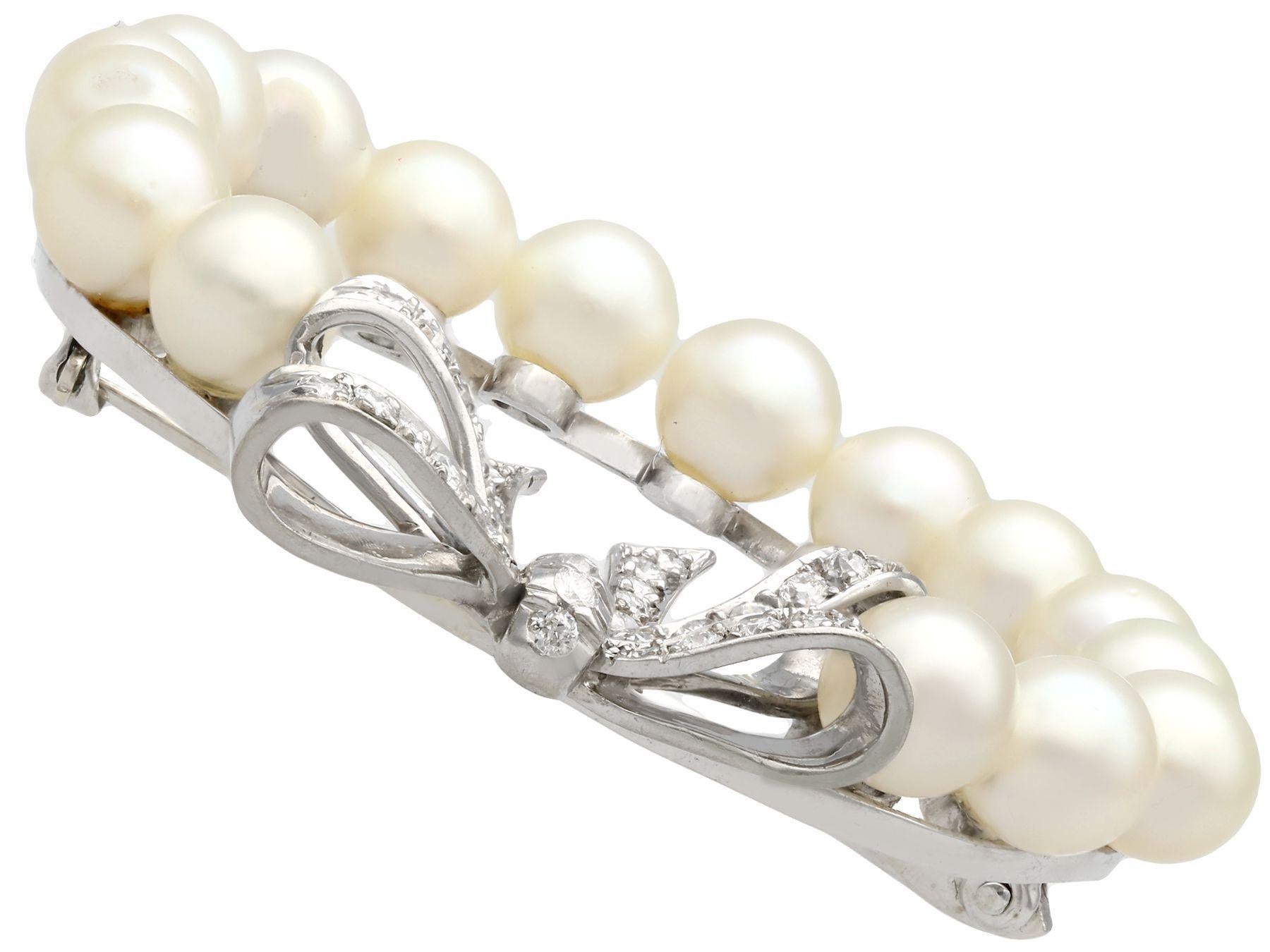 Taille ronde Broche vintage en or blanc avec couronne de perles et nœud de diamants en vente