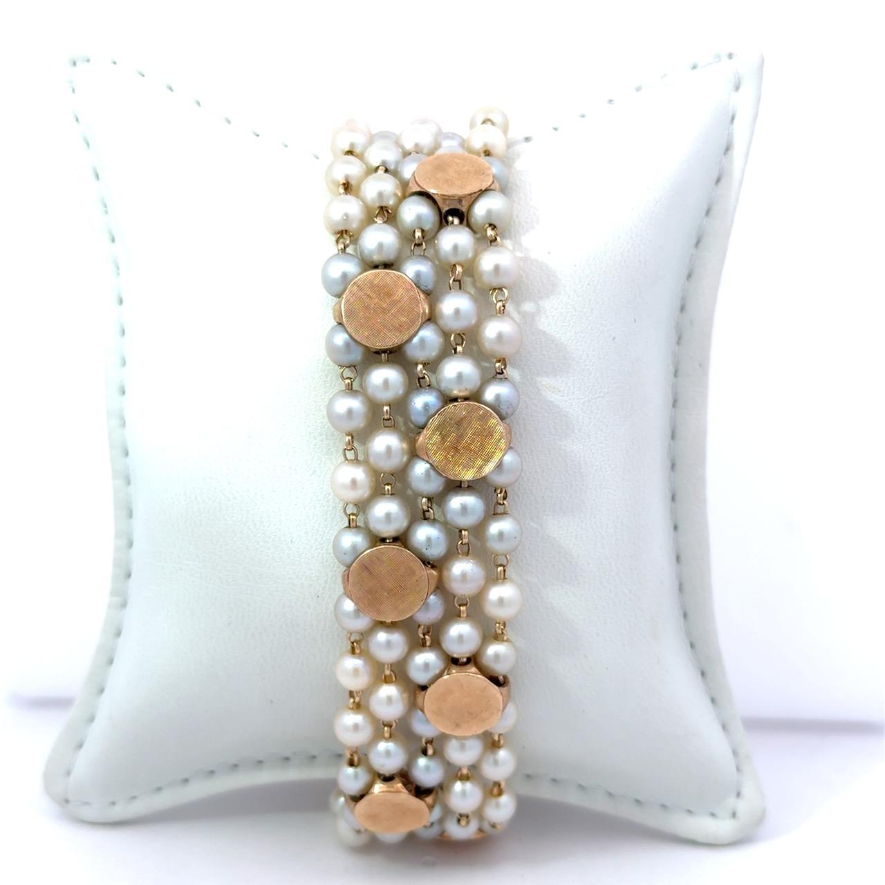 Magnifique bracelet à 5 brins en perles de culture, Vintage 1950s.
Les perles mesurent de 4 à 4,5 mm.
Ils sont reliés entre eux par des boucles et des fils en or 14kt.
Les 3 perles sur le fermoir en or 14K mesurent 5,5 mm.
Il pèse 35,2 grammes.
7,25