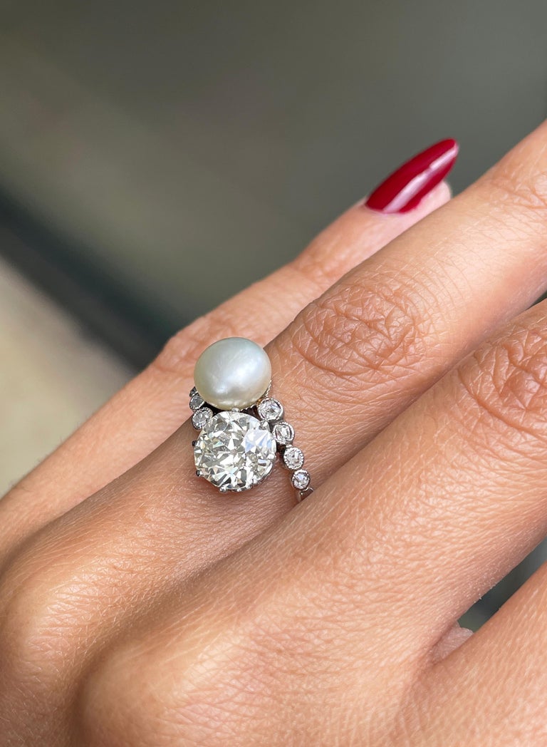 Pearl and 1.69ct Old Cut Diamond Two Stone Crossover Platinum Ring, circa 1920s In Good Condition For Sale In London, GB