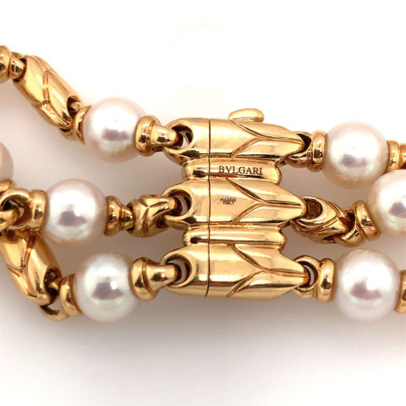 Passo Doppio-Halskette aus 18 Karat Gelbgold und Perlen von Bvlgari mit einem dreifachen Strang aus Goldgliedern und Zuchtperlensträngen. Die Perlen haben einen Durchmesser von 7,5 Millimetern und sind insgesamt 52.

Kraftvoll, beeindruckend,