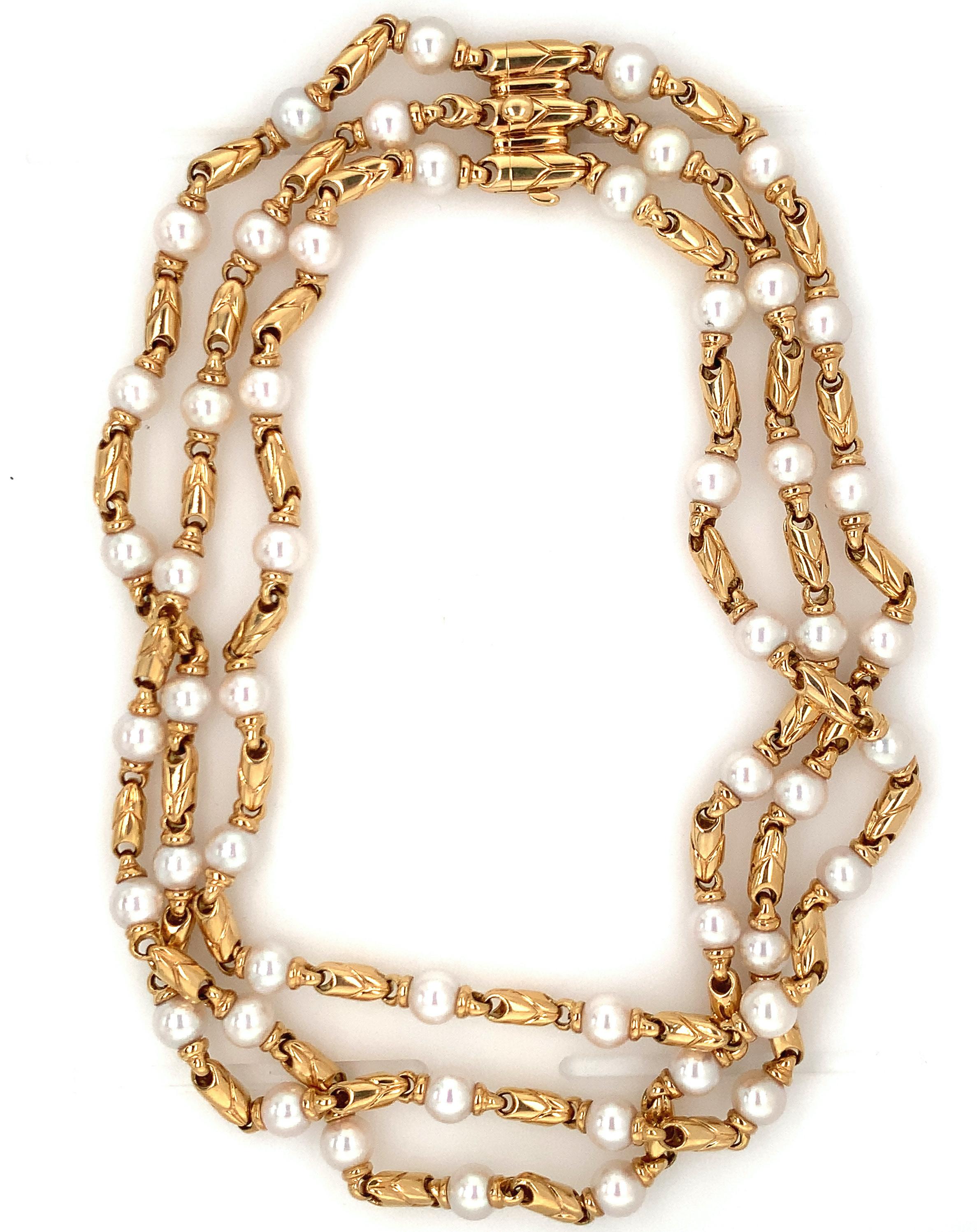 Halskette aus Perlen und 18 Karat Gelbgold von Bvlgari, um 1990 (Rundschliff) im Angebot
